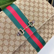 Generation Gucci系列深入探索品牌的典藏元素,将不同年代的设计融合成一种美学叙事。这款手提 Generation Gucci系列深入探索品牌的典藏元素,将不同年代的设计融合成一种美学叙事。这款手提