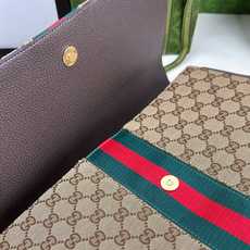 Generation Gucci系列深入探索品牌的典藏元素,将不同年代的设计融合成一种美学叙事。这款手提 Generation Gucci系列深入探索品牌的典藏元素,将不同年代的设计融合成一种美学叙事。这款手提