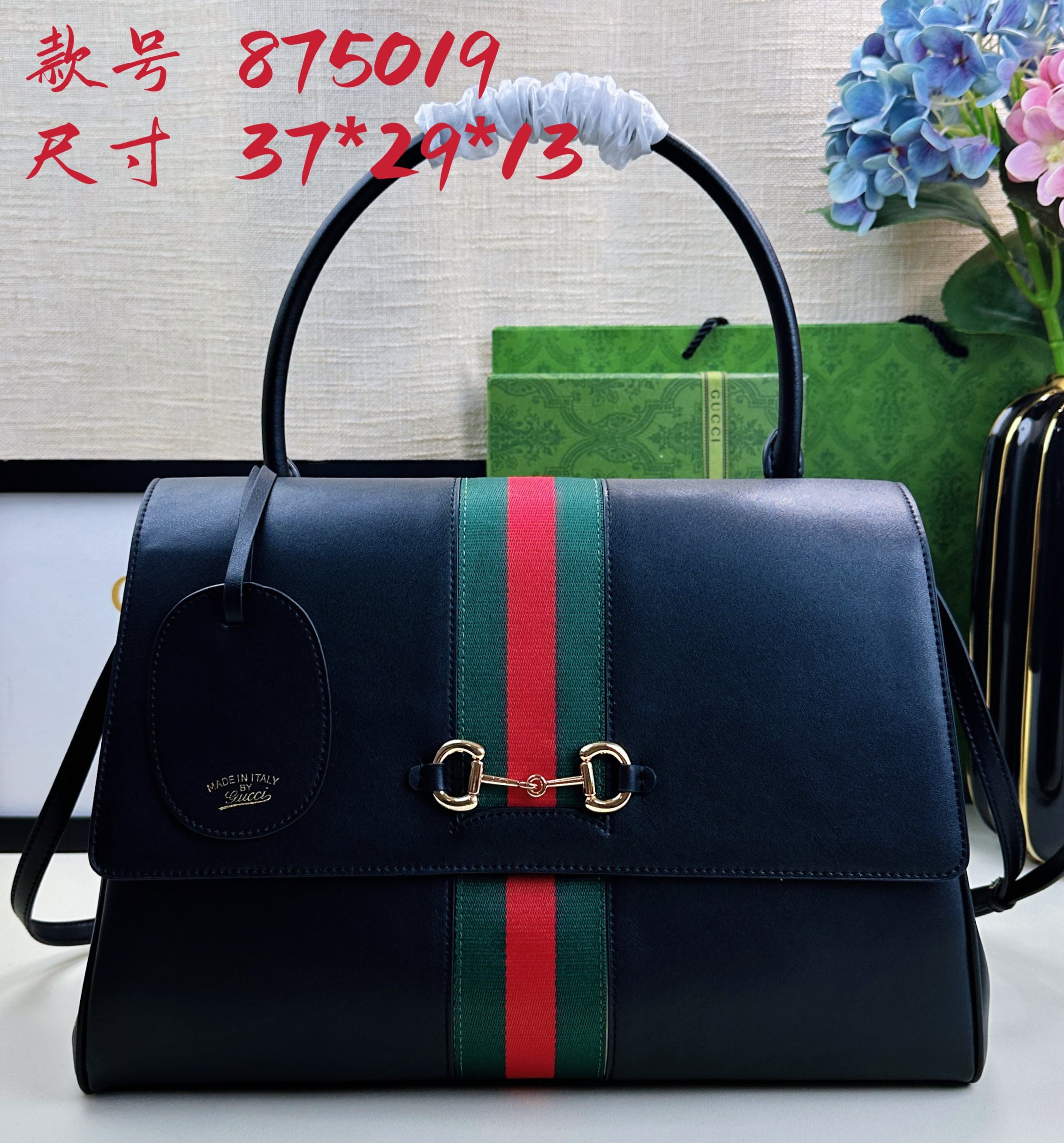 Generation Gucci系列深入探索品牌的典藏元素，将不同年代的设计融合成一种美学叙事。这款手提