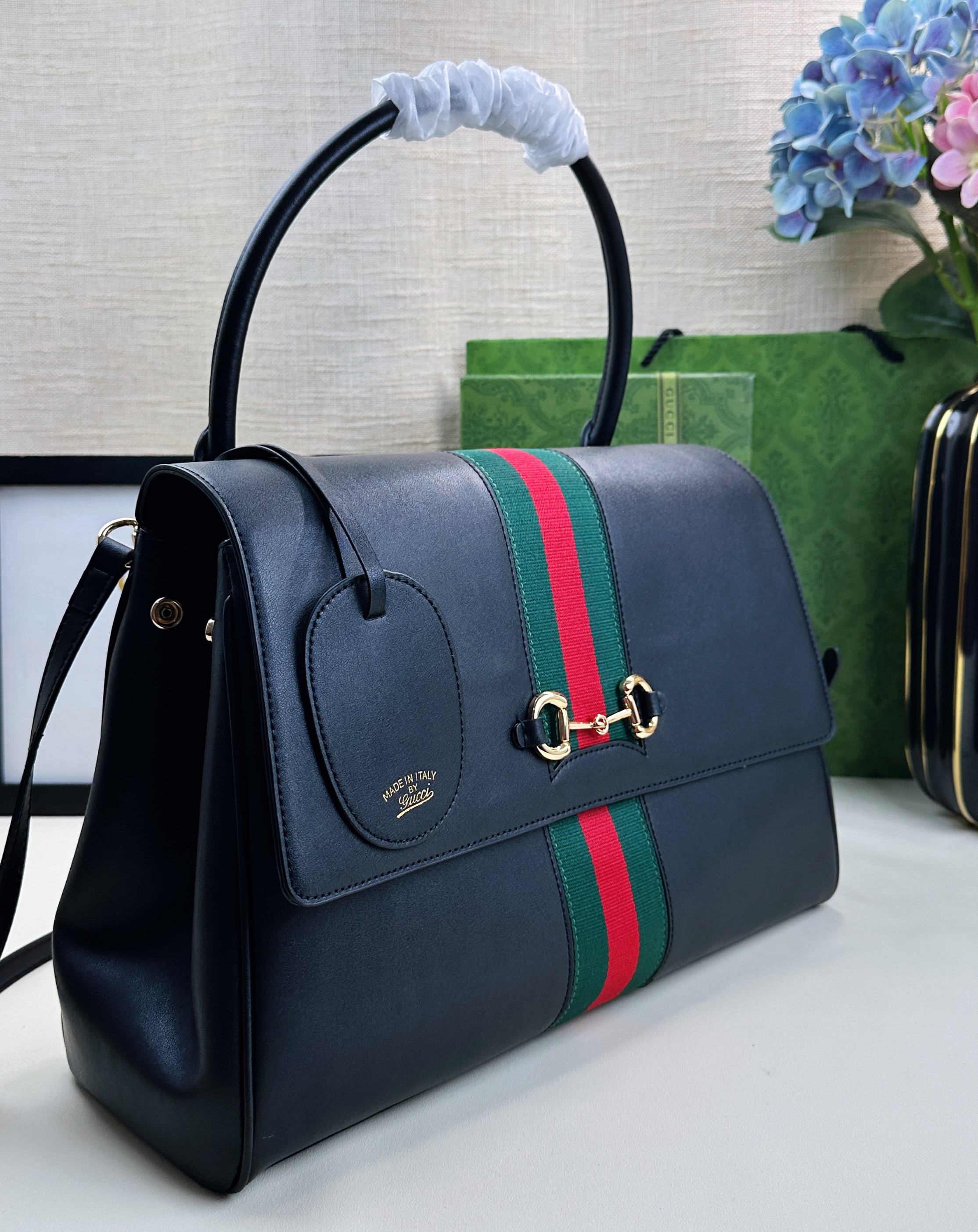 Generation Gucci系列深入探索品牌的典藏元素，将不同年代的设计融合成一种美学叙事。这款手提