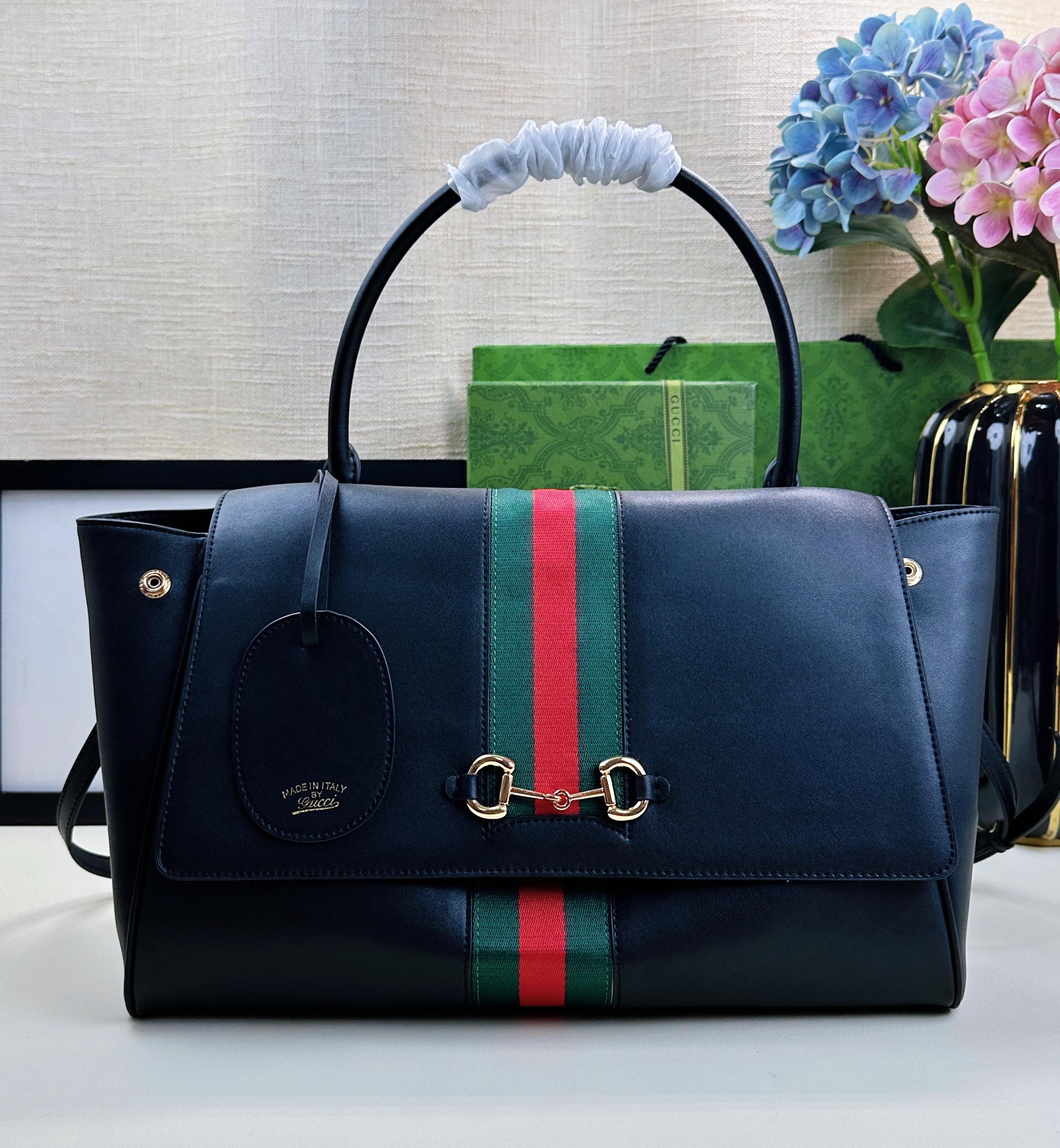 Generation Gucci系列深入探索品牌的典藏元素，将不同年代的设计融合成一种美学叙事。这款手提