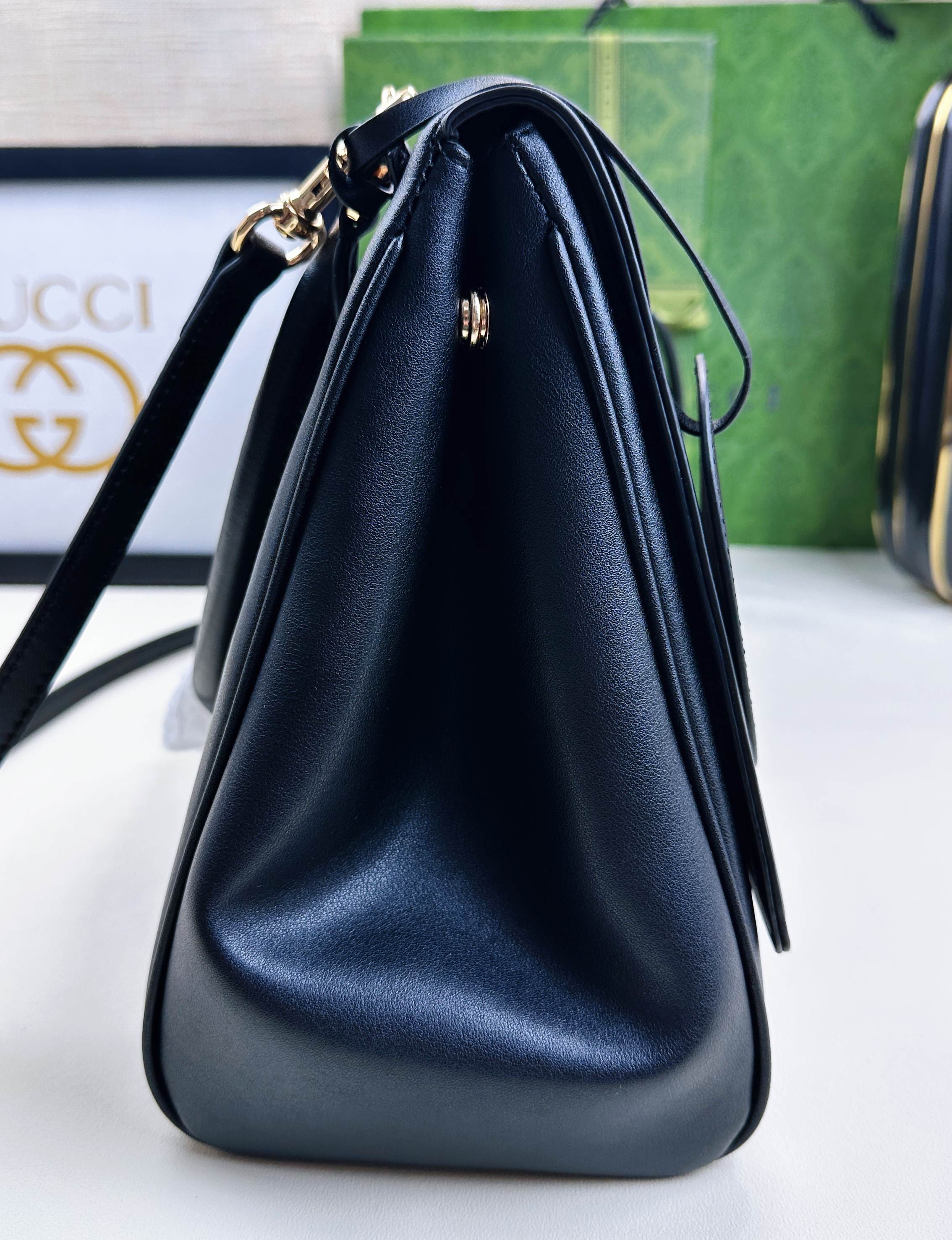 Generation Gucci系列深入探索品牌的典藏元素，将不同年代的设计融合成一种美学叙事。这款手提