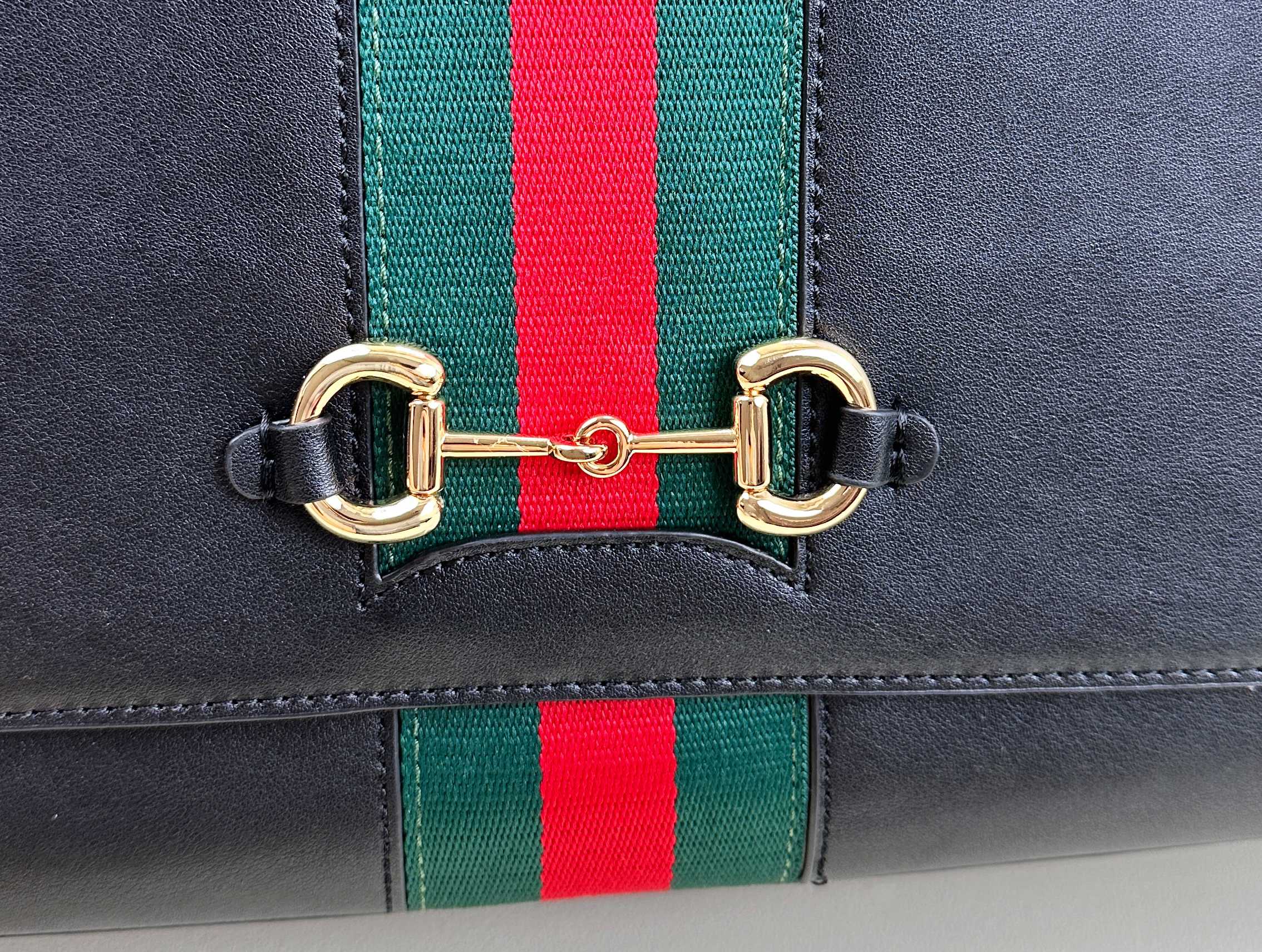 Generation Gucci系列深入探索品牌的典藏元素，将不同年代的设计融合成一种美学叙事。这款手提