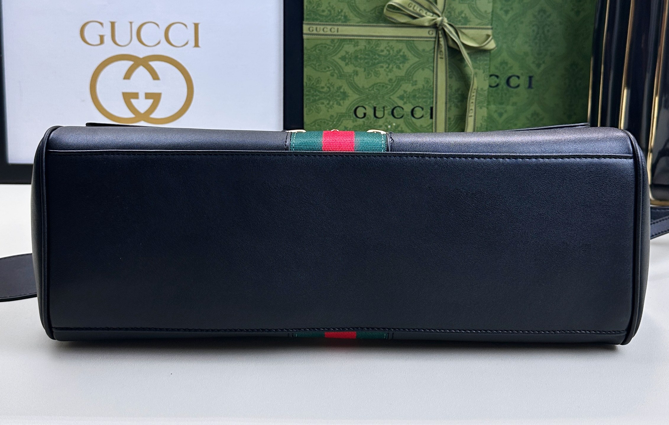 Generation Gucci系列深入探索品牌的典藏元素，将不同年代的设计融合成一种美学叙事。这款手提