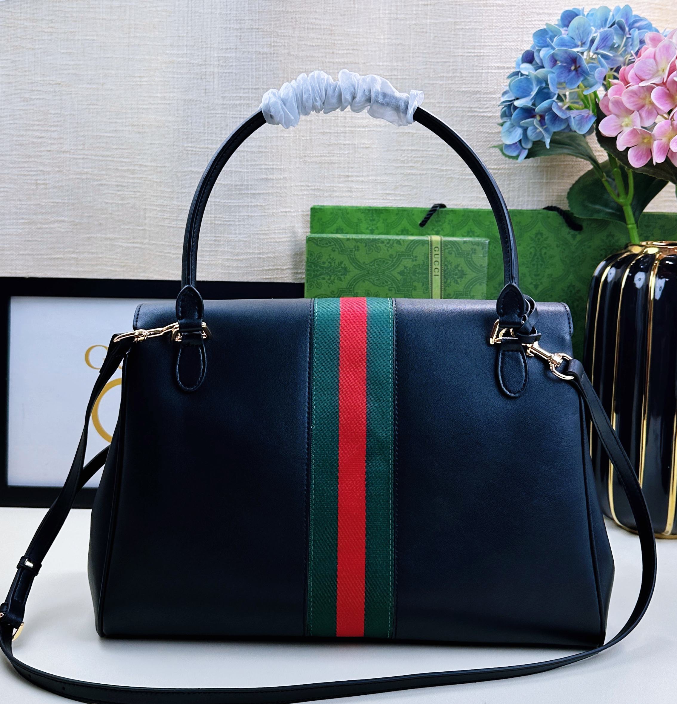 Generation Gucci系列深入探索品牌的典藏元素，将不同年代的设计融合成一种美学叙事。这款手提