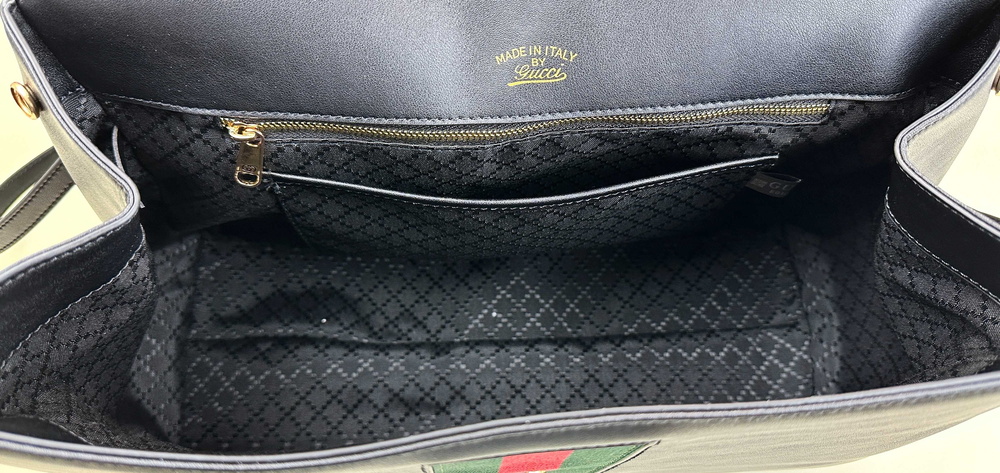 Generation Gucci系列深入探索品牌的典藏元素，将不同年代的设计融合成一种美学叙事。这款手提