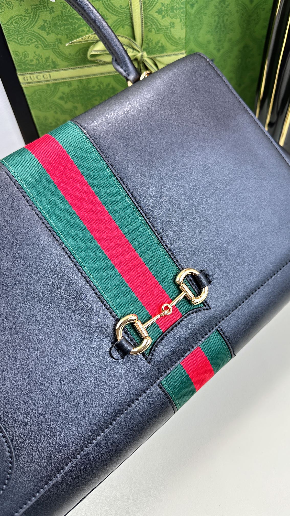 Generation Gucci系列深入探索品牌的典藏元素，将不同年代的设计融合成一种美学叙事。这款手提