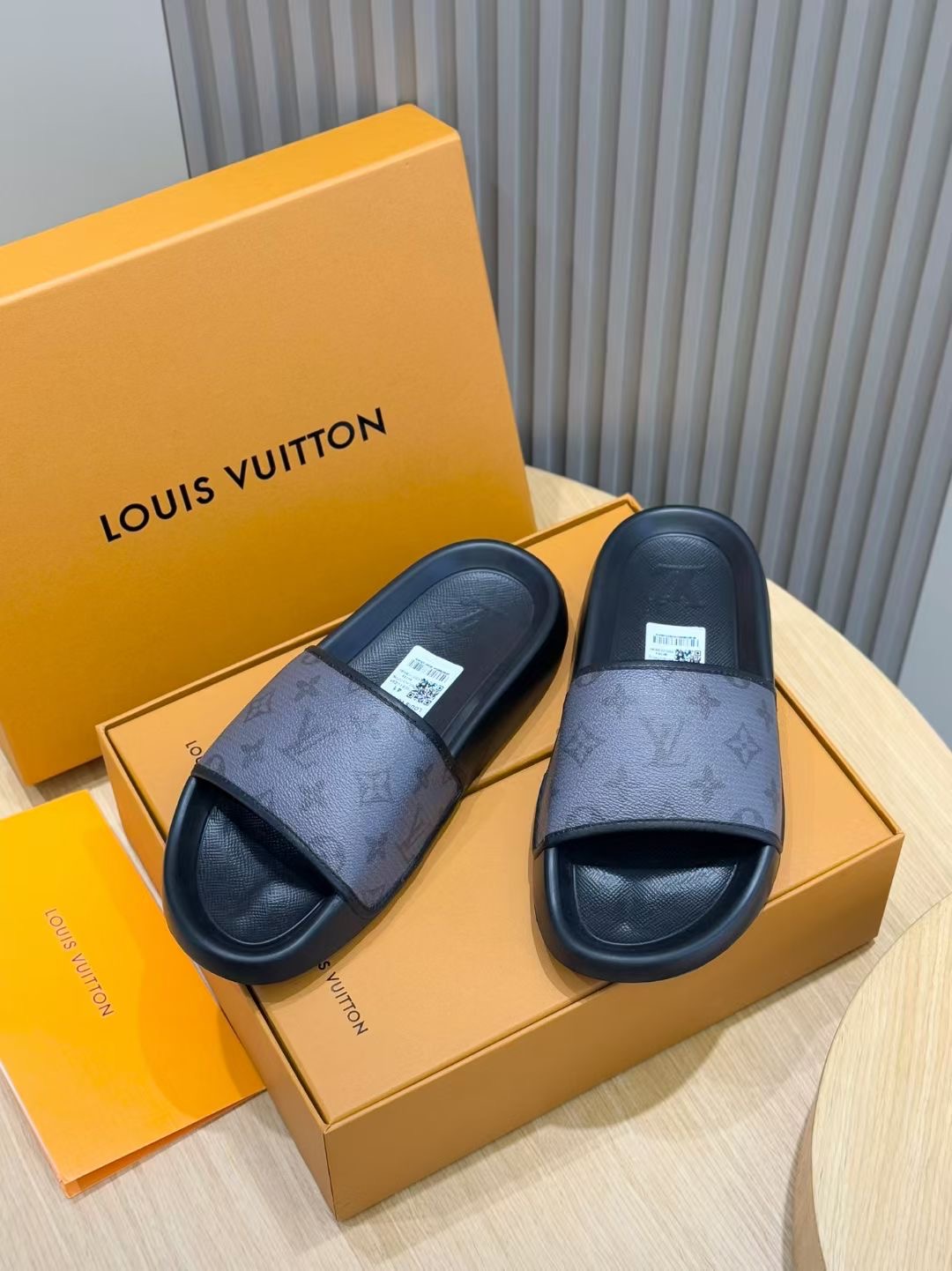 NO:278800,L Home Waterfront Sandals are rejuvenated and come back. The iconic monogram pattern of canvas upper. Made of waterproof rubber, paired with a comfortable and tough sole, light and flexible outsole imprint logo. Size: 39-44 (customized by 38.45),,louis vuitton19860909L家Waterfront凉拖焕新回归 鞋面帆布标志性的monogram图案.由防水橡胶制成,搭配舒适韧性大底,轻盈灵活的外底压印标识 Size:39-44(38.45定做）,,louis vuitton,Men's shoes