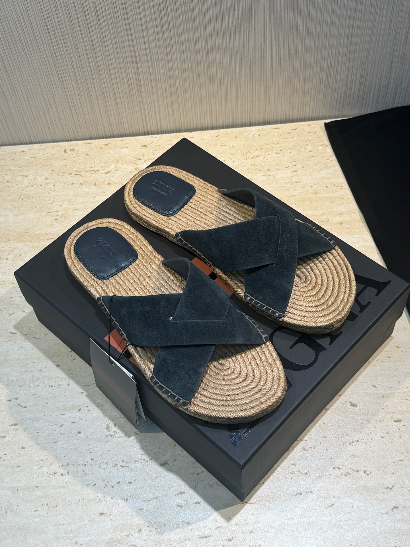 NO:347754,Zegna 2025 Antigua straw woven slippers - genuine leather outsole calfskin suede straw woven shoes, paired with woven soles and cross-shaped uppers to create a leisurely seaside look. Size: 39-44 (customized by 38.45), zegna, slippers, espadrilles, cowhide, chamois leather, Leather soles19860909杰尼亚2025Antigua草编拖鞋－真皮大底 小牛皮麂皮草编鞋,搭配编绳鞋底,交叉型鞋面,打造悠闲海边造型. Size:39-44（38.45定做）,,zegna,slippers,espadrilles,cowhide,chamois leather,Leather soles,Men's shoes