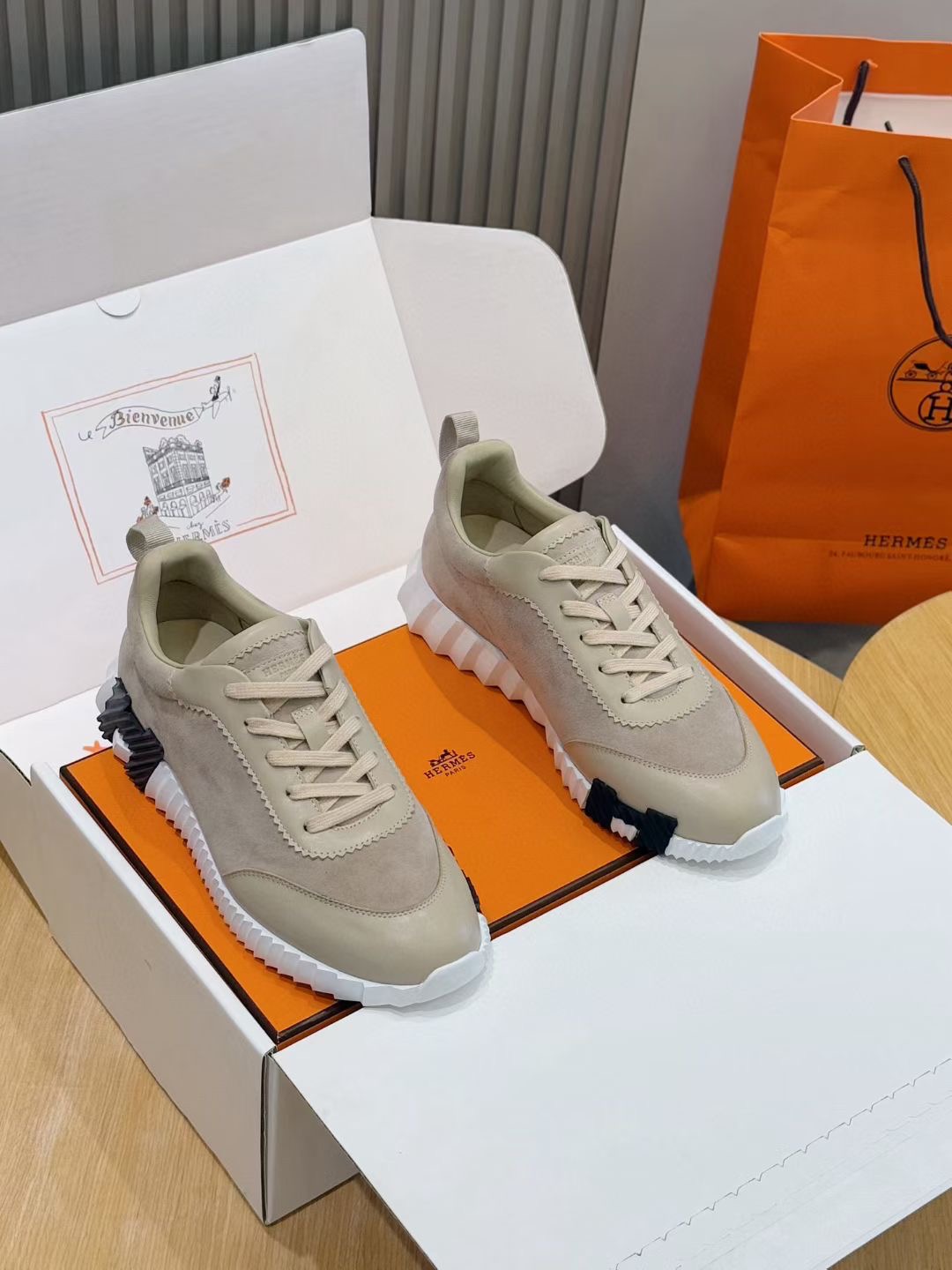 NO:346862,Hermes bouning men's sneakers - cowhide midsole. Original purchase, 11 replicas. I want the top-notch ones. This is your exclusive suede goatskin and calfskin sneakers. Light sole decoration contrast pattern to create a versatile and fashionable style. Includes the second pair of shoelaces. White rubber sole. Black rubber inlay at the front end, hurricane gray rubber inlay at the back end. Hurricane gray lambskin inlay in the inner sole and lining. The sole height is 4 cm, with an extra pair of shoelaces, with an official ZP outer packaging box. Size: 39-44 (customized by 38.45.46),, hermes, sneakers, cowhide, sheepskin, chamois leather19860909Hermes bouning男士运动鞋-牛皮中底 原版购入,11复刻,想要顶级的这就是你的专属 麂皮山羊皮和小牛皮运动鞋. 轻盈鞋底装饰撞色图案,打造百搭时尚风格.包含第二副鞋带. 白色橡胶鞋底 前端黑色橡胶嵌饰,后端飓风灰橡胶嵌饰 飓风灰羊羔皮内底和内衬 鞋底高度4厘米,配多一副鞋带,配官方ZP外包装盒 Size:39-44（38.45.46定做）,,hermes,sneakers,cowhide,sheepskin,chamois leather,Men's shoes