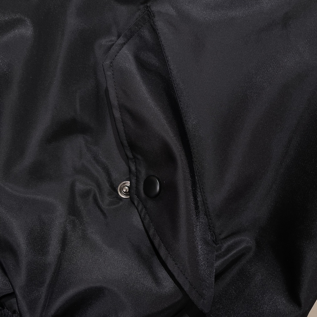Prad@bomber飞行夹克今年非常的版型oversize穿法Re-Nylon再生尼龙面料耐磨耐刮挺括