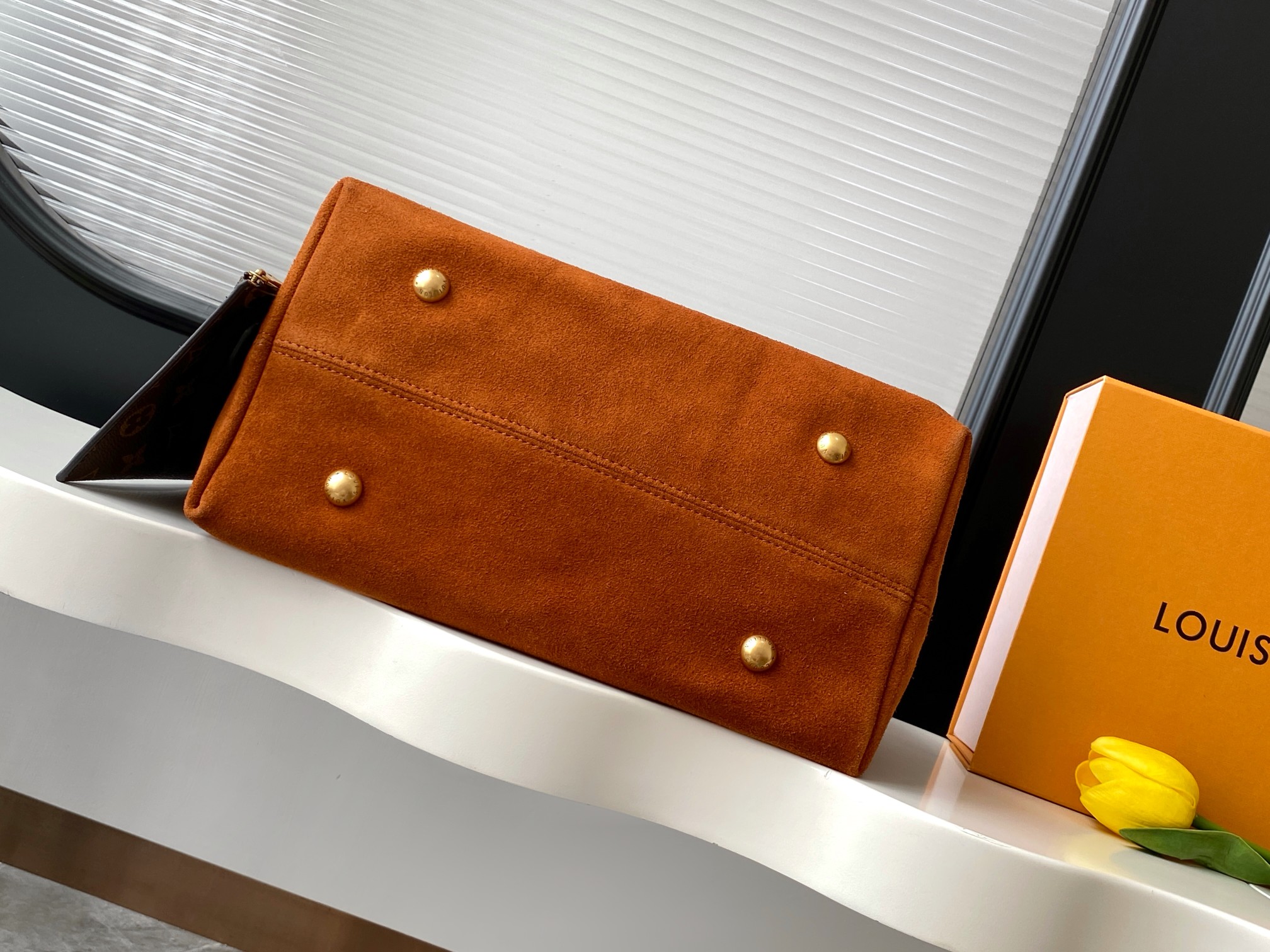 P580💰【163c01芯片】M25516棕 顶级原单【独家背景实拍】本款 Hobo 中号手袋取材柔滑绒面牛皮革，以品牌利落构型回溯 1970 年代的波西米亚美学。皮革饰边与做旧金属挂锁升级考究格调，内袋和可拆卸 Monogram 收纳袋令日常小物轻松随行。
31 x 35 x 18 (厘米) ((长 x 高 x 宽)
绒面牛皮革
牛皮革饰边
牛皮革内衬
做旧金属件
钩扣开合
内贴袋
可拆卸 Monogram 拉链袋
可收纳小号平板电脑、智能手机、Zippy 钱夹、书籍、钥匙和唇膏
肩带：不可拆卸，可调节
包带半长：16.0 厘米
包带半长可调至：39.0 厘米