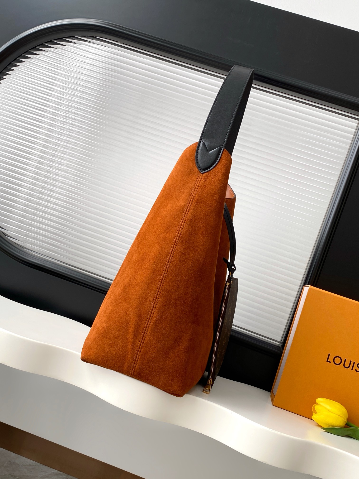 P580💰【163c01芯片】M25516棕 顶级原单【独家背景实拍】本款 Hobo 中号手袋取材柔滑绒面牛皮革，以品牌利落构型回溯 1970 年代的波西米亚美学。皮革饰边与做旧金属挂锁升级考究格调，内袋和可拆卸 Monogram 收纳袋令日常小物轻松随行。
31 x 35 x 18 (厘米) ((长 x 高 x 宽)
绒面牛皮革
牛皮革饰边
牛皮革内衬
做旧金属件
钩扣开合
内贴袋
可拆卸 Monogram 拉链袋
可收纳小号平板电脑、智能手机、Zippy 钱夹、书籍、钥匙和唇膏
肩带：不可拆卸，可调节
包带半长：16.0 厘米
包带半长可调至：39.0 厘米