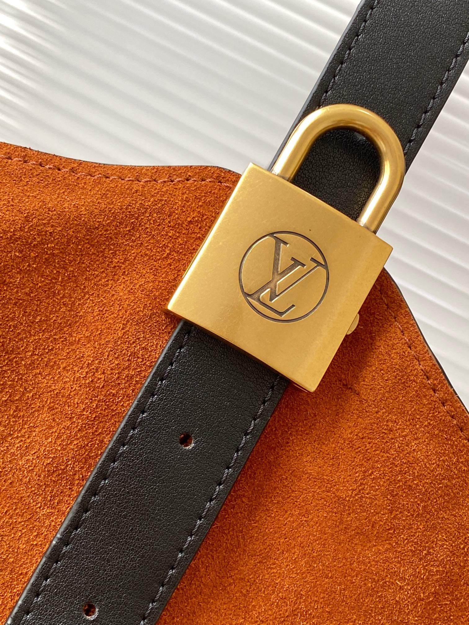 P580💰【163c01芯片】M25516棕 顶级原单【独家背景实拍】本款 Hobo 中号手袋取材柔滑绒面牛皮革，以品牌利落构型回溯 1970 年代的波西米亚美学。皮革饰边与做旧金属挂锁升级考究格调，内袋和可拆卸 Monogram 收纳袋令日常小物轻松随行。
31 x 35 x 18 (厘米) ((长 x 高 x 宽)
绒面牛皮革
牛皮革饰边
牛皮革内衬
做旧金属件
钩扣开合
内贴袋
可拆卸 Monogram 拉链袋
可收纳小号平板电脑、智能手机、Zippy 钱夹、书籍、钥匙和唇膏
肩带：不可拆卸，可调节
包带半长：16.0 厘米
包带半长可调至：39.0 厘米