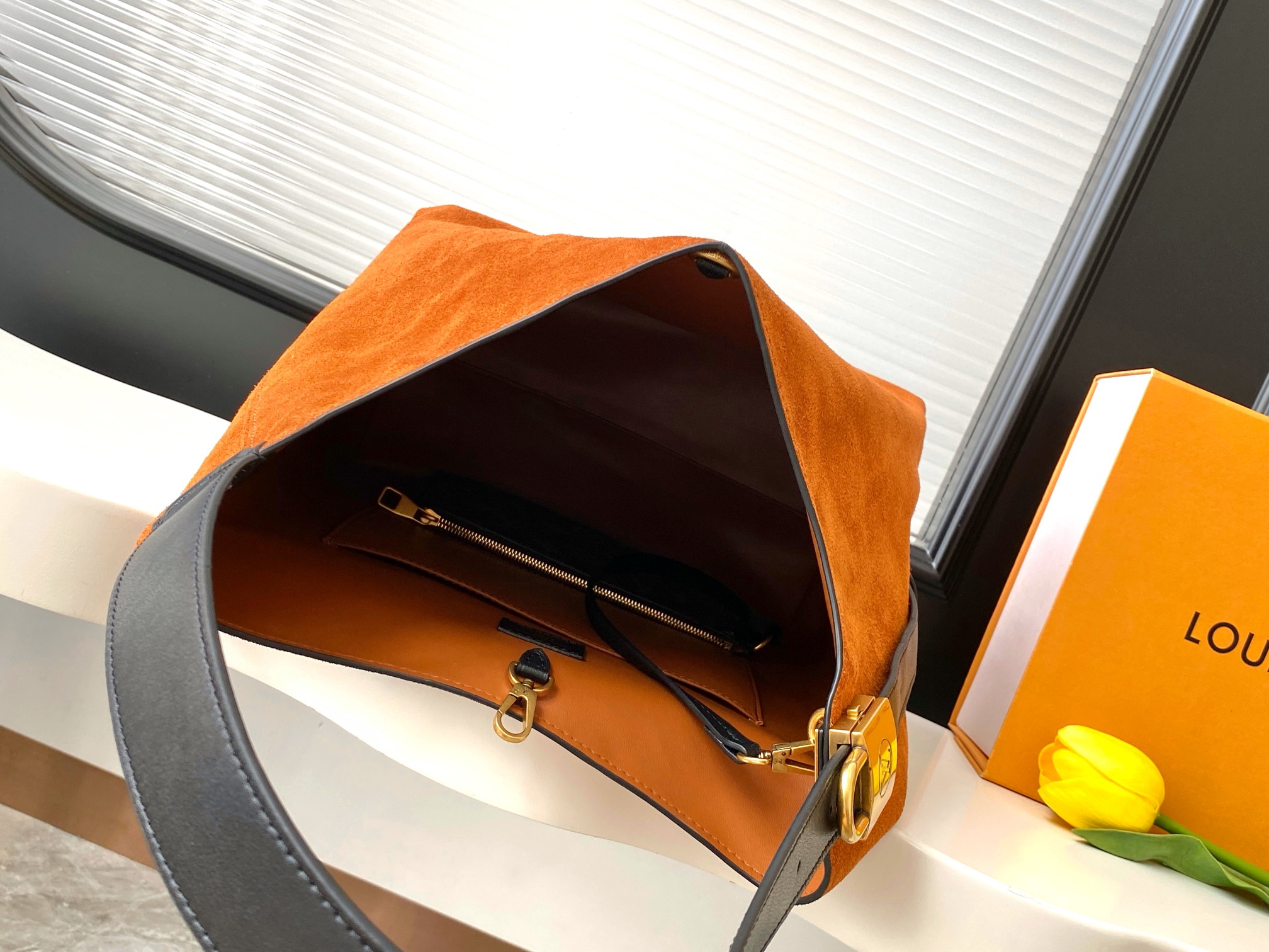 P580💰【163c01芯片】M25516棕 顶级原单【独家背景实拍】本款 Hobo 中号手袋取材柔滑绒面牛皮革，以品牌利落构型回溯 1970 年代的波西米亚美学。皮革饰边与做旧金属挂锁升级考究格调，内袋和可拆卸 Monogram 收纳袋令日常小物轻松随行。
31 x 35 x 18 (厘米) ((长 x 高 x 宽)
绒面牛皮革
牛皮革饰边
牛皮革内衬
做旧金属件
钩扣开合
内贴袋
可拆卸 Monogram 拉链袋
可收纳小号平板电脑、智能手机、Zippy 钱夹、书籍、钥匙和唇膏
肩带：不可拆卸，可调节
包带半长：16.0 厘米
包带半长可调至：39.0 厘米