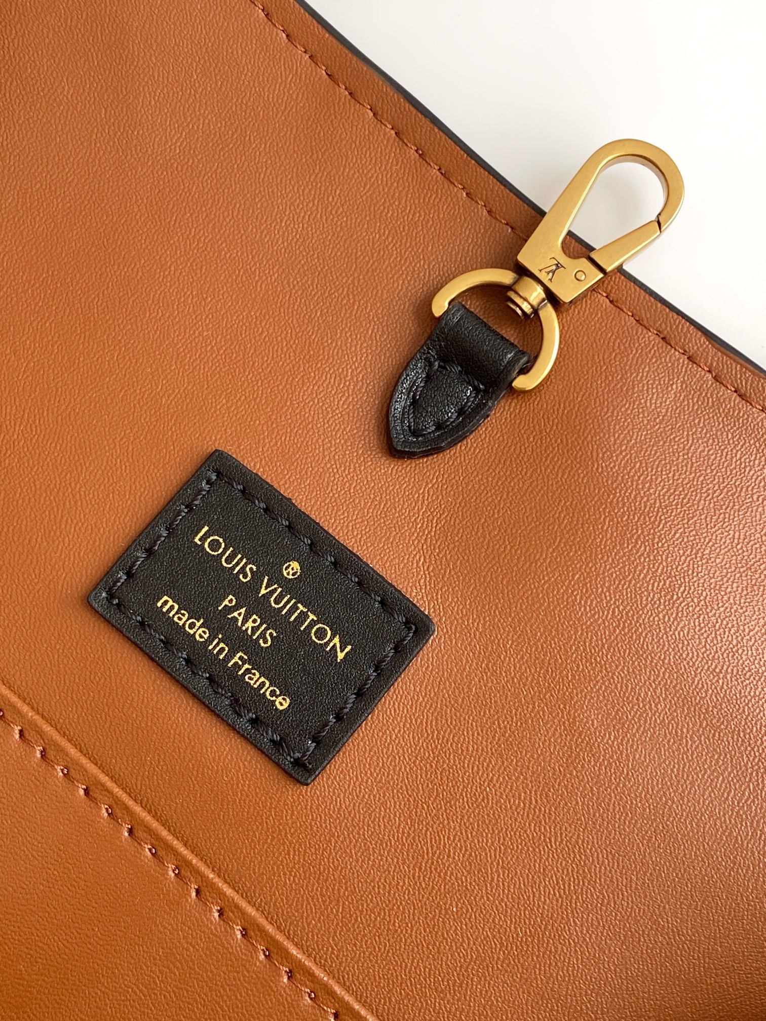 P580💰【163c01芯片】M25516棕 顶级原单【独家背景实拍】本款 Hobo 中号手袋取材柔滑绒面牛皮革，以品牌利落构型回溯 1970 年代的波西米亚美学。皮革饰边与做旧金属挂锁升级考究格调，内袋和可拆卸 Monogram 收纳袋令日常小物轻松随行。
31 x 35 x 18 (厘米) ((长 x 高 x 宽)
绒面牛皮革
牛皮革饰边
牛皮革内衬
做旧金属件
钩扣开合
内贴袋
可拆卸 Monogram 拉链袋
可收纳小号平板电脑、智能手机、Zippy 钱夹、书籍、钥匙和唇膏
肩带：不可拆卸，可调节
包带半长：16.0 厘米
包带半长可调至：39.0 厘米