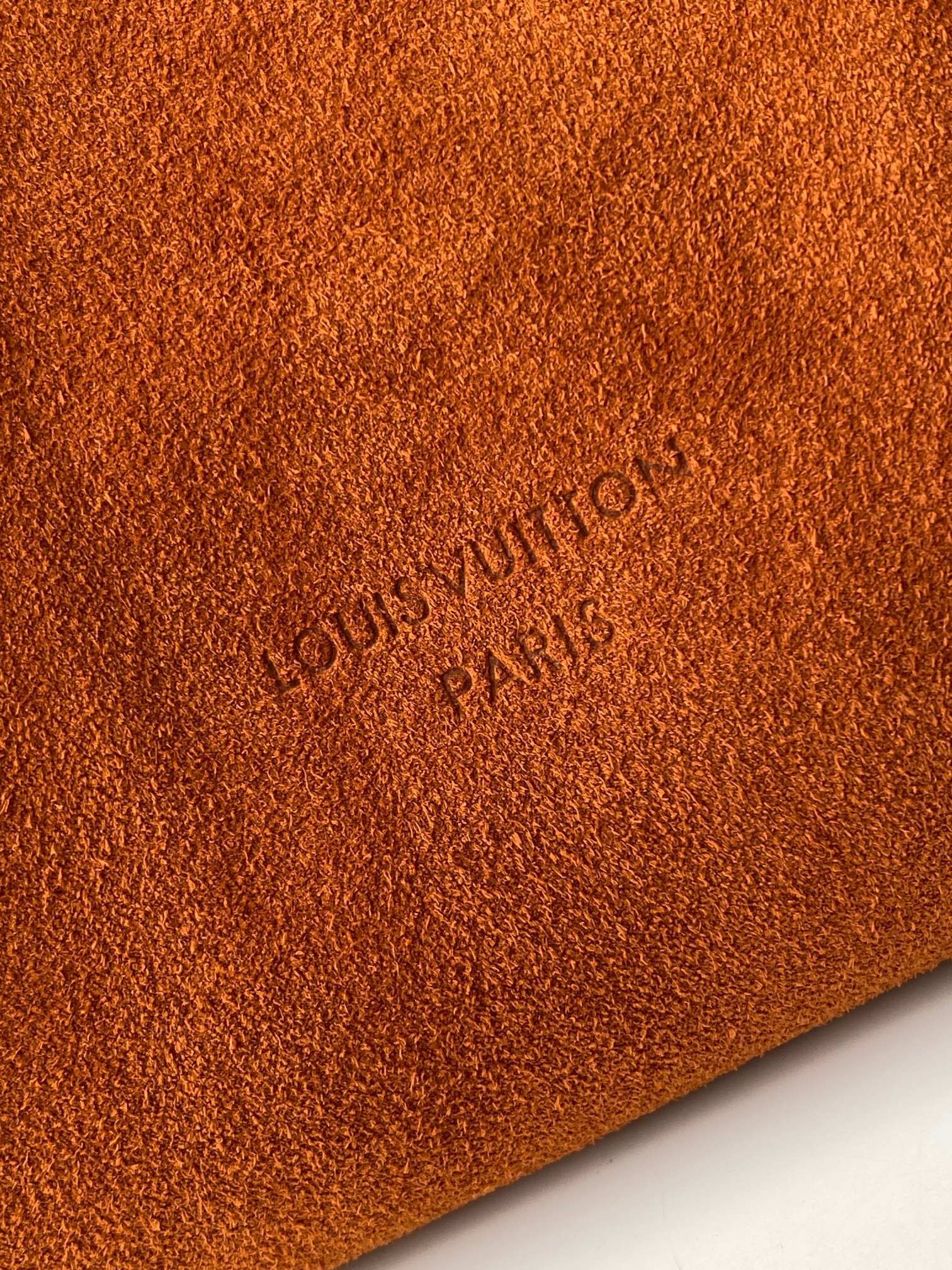 P580💰【163c01芯片】M25516棕 顶级原单【独家背景实拍】本款 Hobo 中号手袋取材柔滑绒面牛皮革，以品牌利落构型回溯 1970 年代的波西米亚美学。皮革饰边与做旧金属挂锁升级考究格调，内袋和可拆卸 Monogram 收纳袋令日常小物轻松随行。
31 x 35 x 18 (厘米) ((长 x 高 x 宽)
绒面牛皮革
牛皮革饰边
牛皮革内衬
做旧金属件
钩扣开合
内贴袋
可拆卸 Monogram 拉链袋
可收纳小号平板电脑、智能手机、Zippy 钱夹、书籍、钥匙和唇膏
肩带：不可拆卸，可调节
包带半长：16.0 厘米
包带半长可调至：39.0 厘米