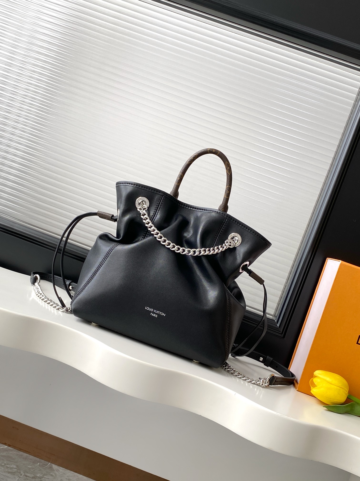 p520PM25522 Pedido original superior La serie Dynamic 163 LV Vibe lanza la mochila Off Duty, que está hecha de cuero de…