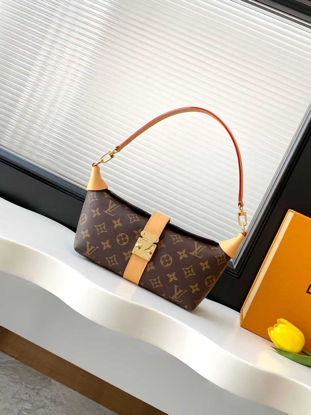 💰630顶级原单,变码芯片M26191钢锁
本款 Pochette Mia 手袋出自 Monogram 系列,为 Monogram 帆布包身融入牛皮革饰边,再以 S-lock 锁扣彰显品牌身份。恰宜尺寸轻松收纳日常所需,成就昼夜出行的考究之选。肩背或手提皆宜。
14.5 x 8 x 22 厘米
(高 x 宽 x 长度)
Monogram 涂层帆布
牛皮革饰边
织物内衬
S-lock 磁扣开合
磁扣翻盖
可收纳智能手机、Lisa 钱夹、唇膏和钥匙
手柄:单手柄,可拆卸