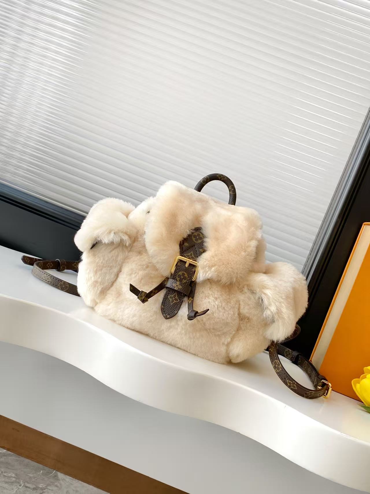 顶级原单,变码芯片 M11919 Nano Teddy 双肩包出自 LV Ski 系列,为舒软羊毛皮搭配 Monogram 帆布和耀目搭扣,成就高山度假的个性之选.侧袋设计和充裕空间可轻松收纳手机、钱夹和其他小物. 16.5 x 13 x 25 厘米 (高 x 宽 x 长度) 羊毛皮 涂层帆布饰边 织物内衬 金属件 磁扣开合 侧袋 手柄:单手柄