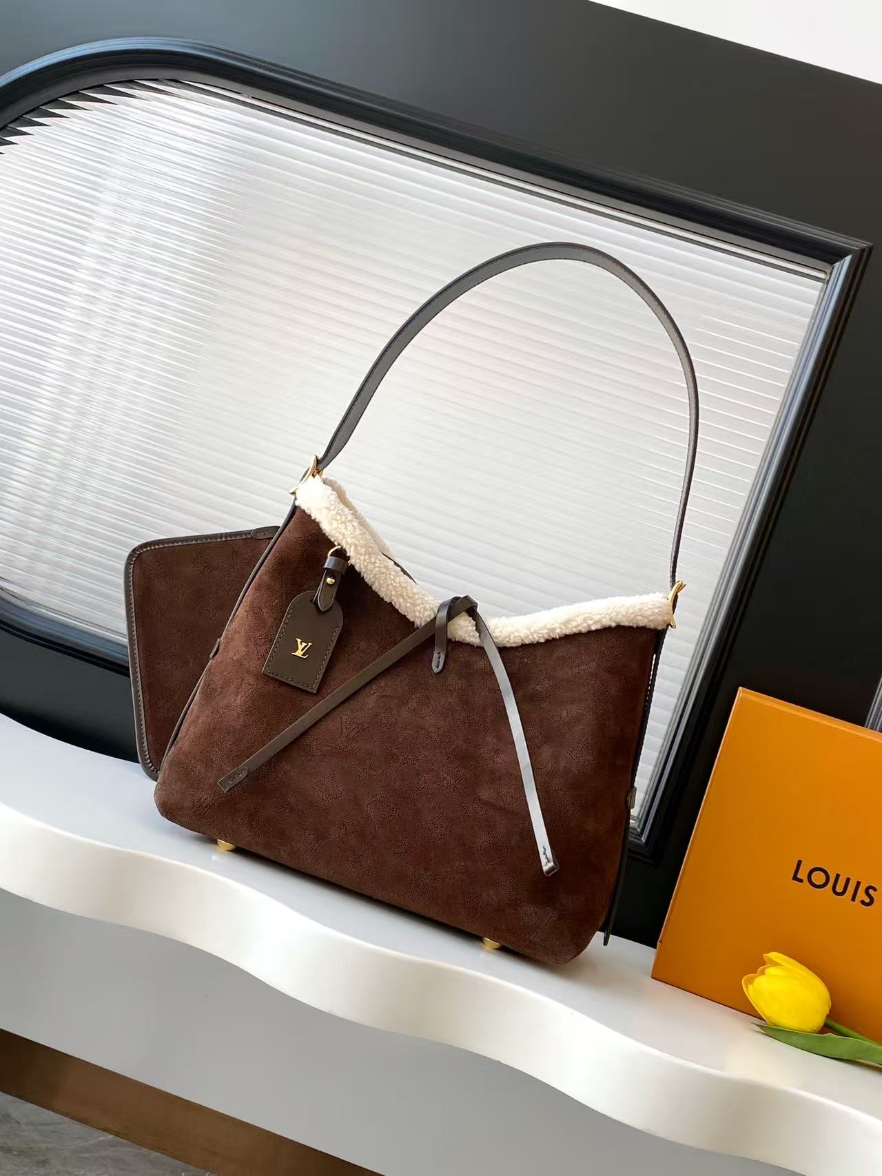 p570PM26421 Top pedido original News 163 Este bolso pequeño CarryAll versión LV Ski está hecho de cuero de vaca suave y…
