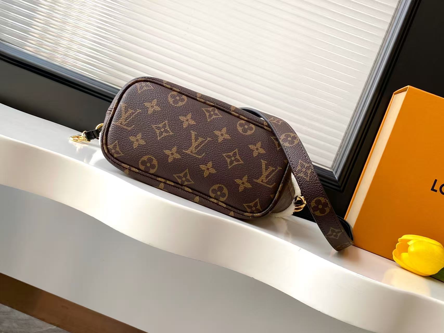 p730💰M26315 顶级原单 动态163 
本款 Neverfull Bandoulière Inside Out BB 手袋出自 LV Ski 系列，为 Monogram 帆布搭配潮流羊毛皮饰边及内衬。Teddygram 标识铺陈其上，与耀目金属件共筑考究格调。拉链袋再为双面设计增添点睛一笔，可单独手持。长肩带实现舒适斜跨。
16.5 x 11 x 26.5 厘米
(高 x 宽 x 长度)