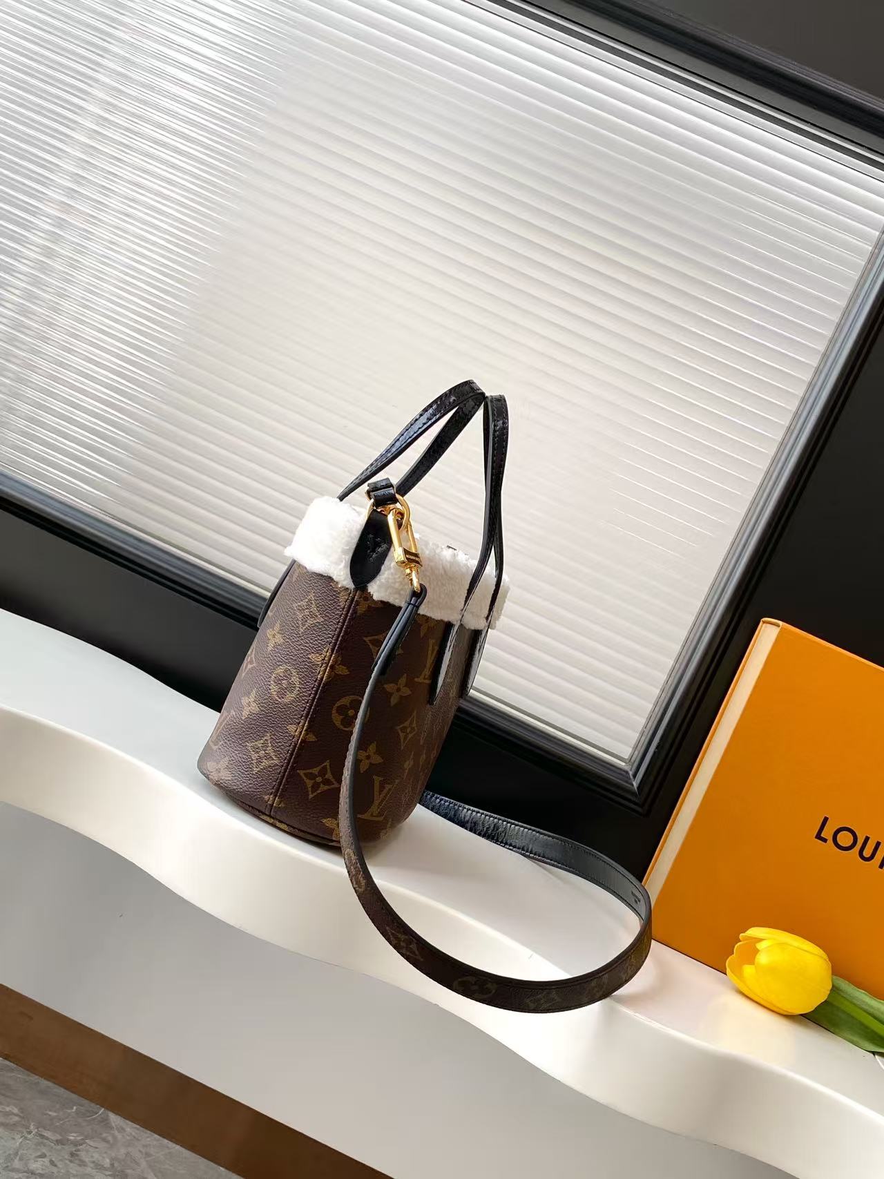 p730💰M26315 顶级原单 动态163 
本款 Neverfull Bandoulière Inside Out BB 手袋出自 LV Ski 系列，为 Monogram 帆布搭配潮流羊毛皮饰边及内衬。Teddygram 标识铺陈其上，与耀目金属件共筑考究格调。拉链袋再为双面设计增添点睛一笔，可单独手持。长肩带实现舒适斜跨。
16.5 x 11 x 26.5 厘米
(高 x 宽 x 长度)