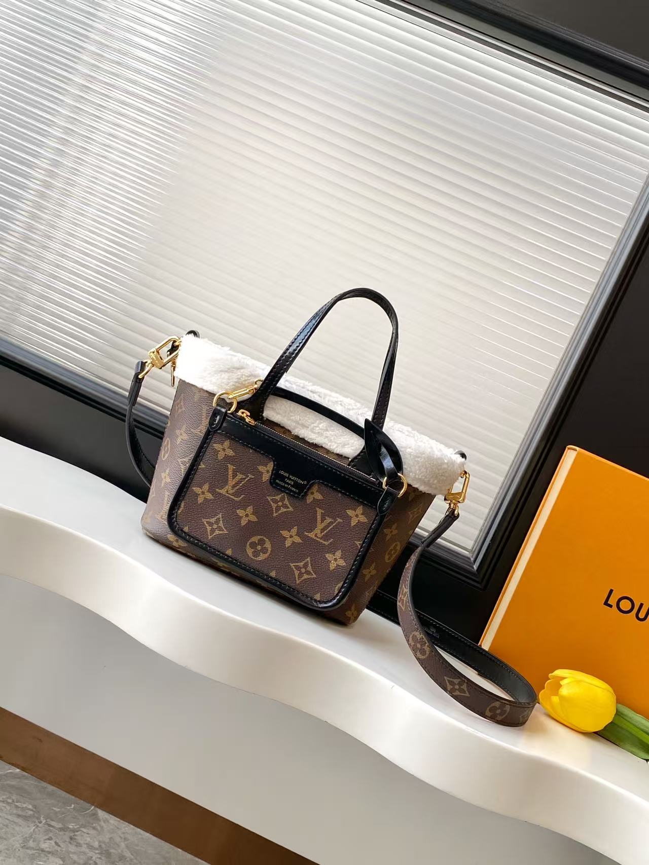 p730💰M26315 顶级原单 动态163 
本款 Neverfull Bandoulière Inside Out BB 手袋出自 LV Ski 系列，为 Monogram 帆布搭配潮流羊毛皮饰边及内衬。Teddygram 标识铺陈其上，与耀目金属件共筑考究格调。拉链袋再为双面设计增添点睛一笔，可单独手持。长肩带实现舒适斜跨。
16.5 x 11 x 26.5 厘米
(高 x 宽 x 长度)