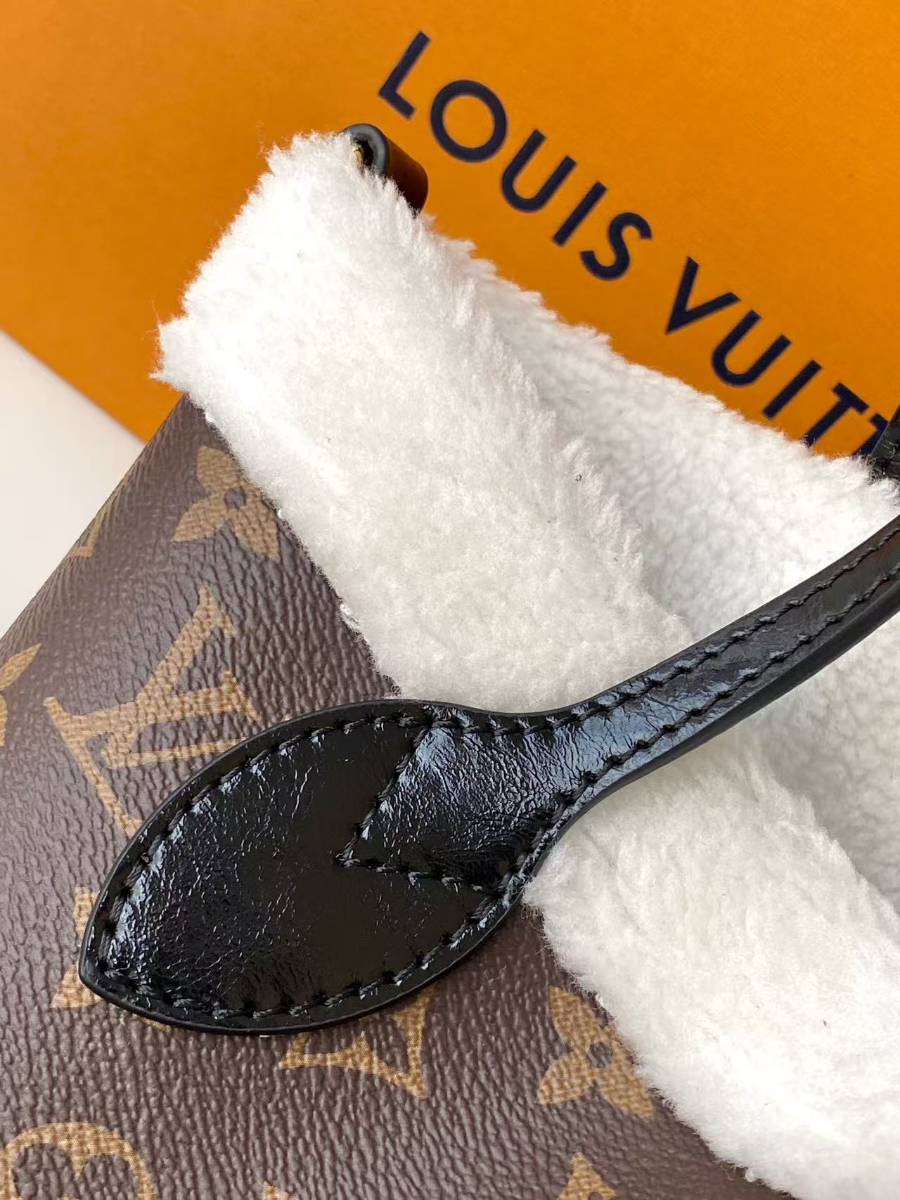 p730💰M26315 顶级原单 动态163 
本款 Neverfull Bandoulière Inside Out BB 手袋出自 LV Ski 系列，为 Monogram 帆布搭配潮流羊毛皮饰边及内衬。Teddygram 标识铺陈其上，与耀目金属件共筑考究格调。拉链袋再为双面设计增添点睛一笔，可单独手持。长肩带实现舒适斜跨。
16.5 x 11 x 26.5 厘米
(高 x 宽 x 长度)