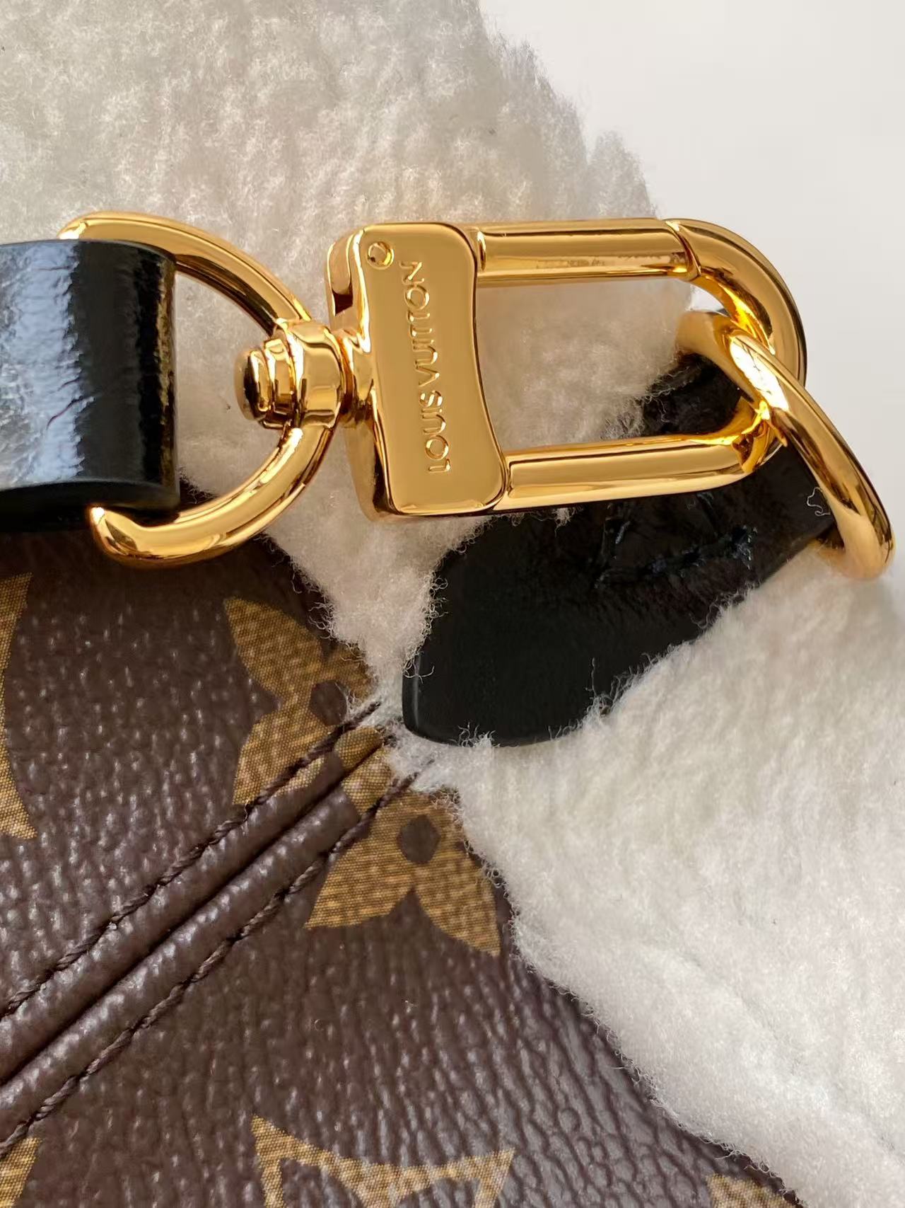 p730💰M26315 顶级原单 动态163 
本款 Neverfull Bandoulière Inside Out BB 手袋出自 LV Ski 系列，为 Monogram 帆布搭配潮流羊毛皮饰边及内衬。Teddygram 标识铺陈其上，与耀目金属件共筑考究格调。拉链袋再为双面设计增添点睛一笔，可单独手持。长肩带实现舒适斜跨。
16.5 x 11 x 26.5 厘米
(高 x 宽 x 长度)