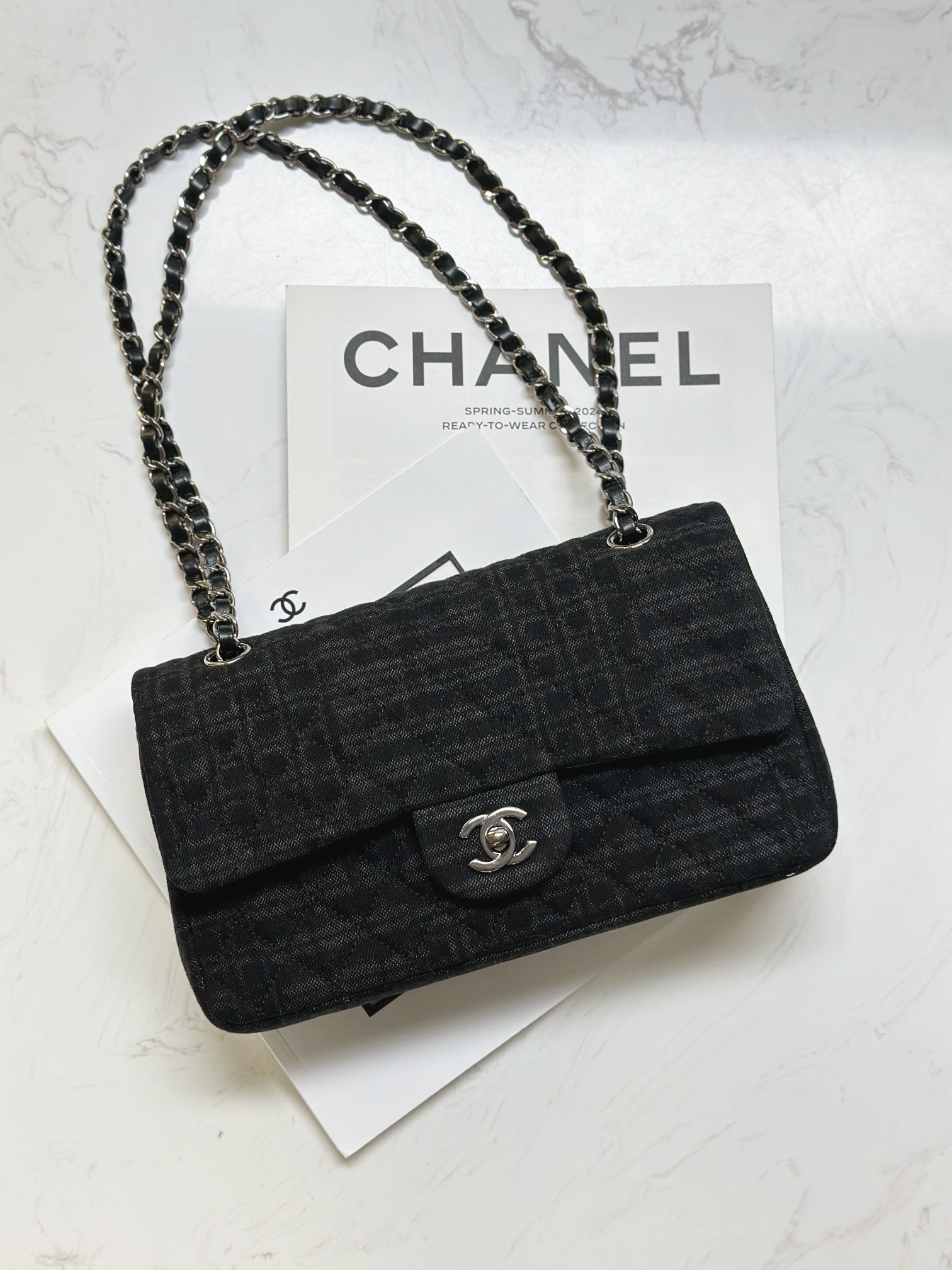 正品级1300💰
CHANEL 24新款黑灰丹宁牛仔格纹CF
隐藏款丹宁牛仔CF简直太美啦🥰 相对比羊皮，耐磨性实用性更高🔝
以黑色的丹宁牛仔拼灰色格纹纹理，搭配银色五金，精准定义高级时尚
丹宁牛仔的质地包身轻盈，非常便于日常的携带，经典cf其容量也是非常合适
尺寸：15.5*25*6.5cm/A01112