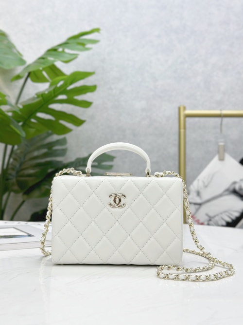 Elegant White Quilted Leather Top Handle Bag with Chain Strap 1 Elegant White Quilted Leather Top Handle Bag with Chain Strap