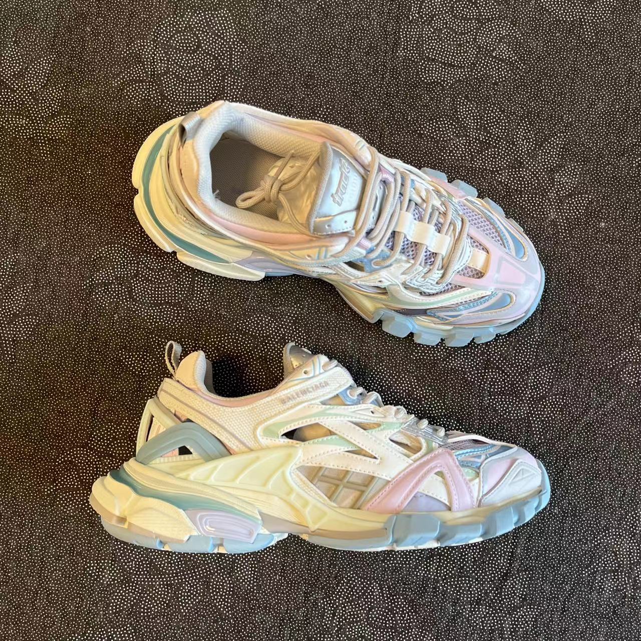 999 ?包邮 Balenciaga巴黎世家 Track 2.0 复古 低帮 白紫马卡龙配色? size：36-45 新配色 首批 原先出口国外的货 市场不流通 原厂原标各大平台给真的一批 市售唯一一批原底面！现货秒发 很适合春秋穿！ 支持得物App/识货App鉴定 支持90天无理由售后