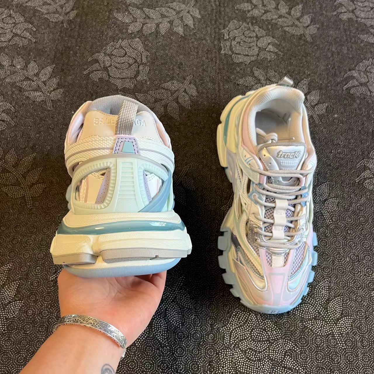 999 ?包邮 Balenciaga巴黎世家 Track 2.0 复古 低帮 白紫马卡龙配色? size：36-45 新配色 首批 原先出口国外的货 市场不流通 原厂原标各大平台给真的一批 市售唯一一批原底面！现货秒发 很适合春秋穿！ 支持得物App/识货App鉴定 支持90天无理由售后