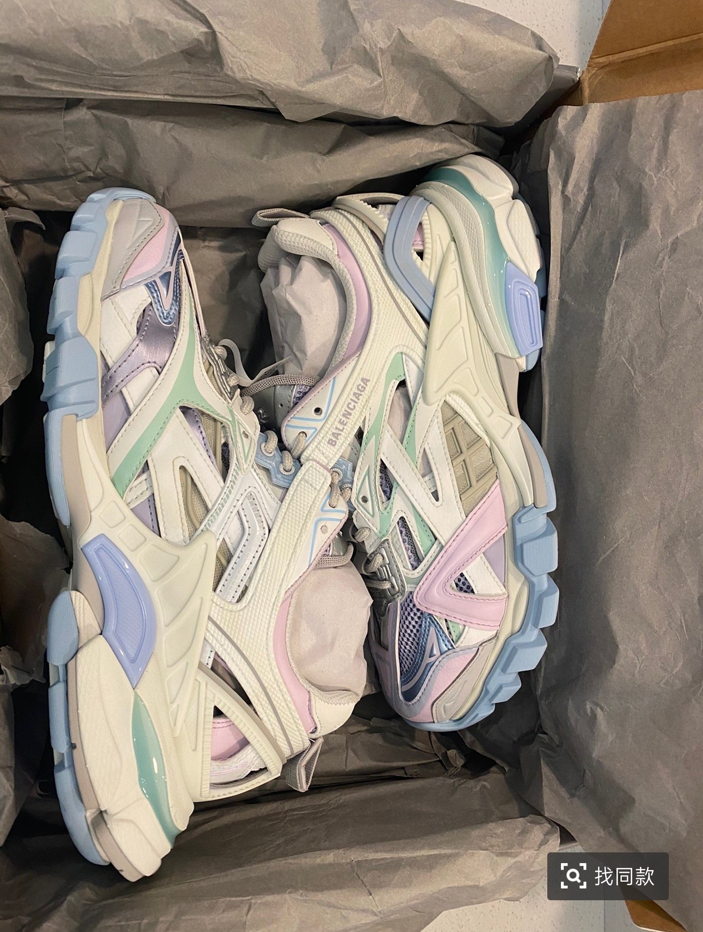 999 ?包邮 Balenciaga巴黎世家 Track 2.0 复古 低帮 白紫马卡龙配色? size：36-45 新配色 首批 原先出口国外的货 市场不流通 原厂原标各大平台给真的一批 市售唯一一批原底面！现货秒发 很适合春秋穿！ 支持得物App/识货App鉴定 支持90天无理由售后