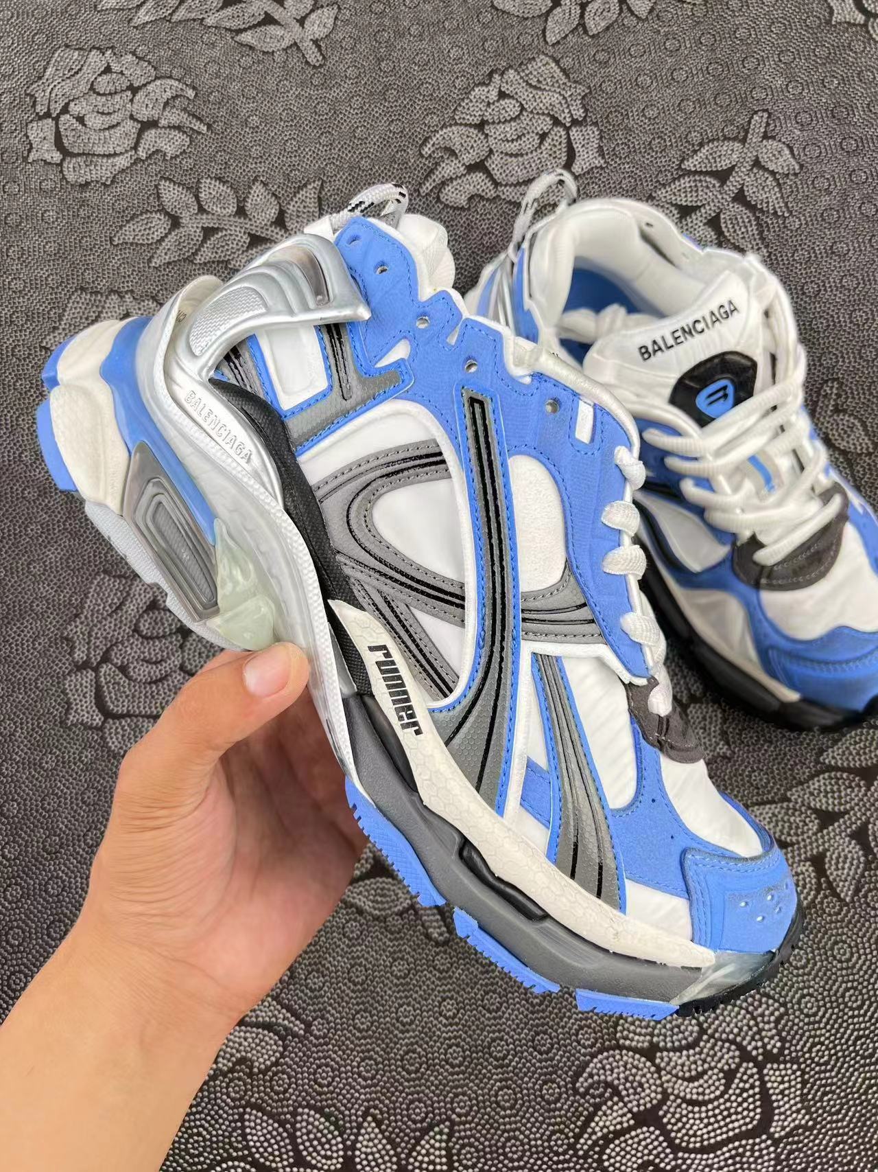 ? 巴黎世家 Runner 做旧白蓝黑配色 size：36-45 新配色 湖南原厂流出 目前原底面