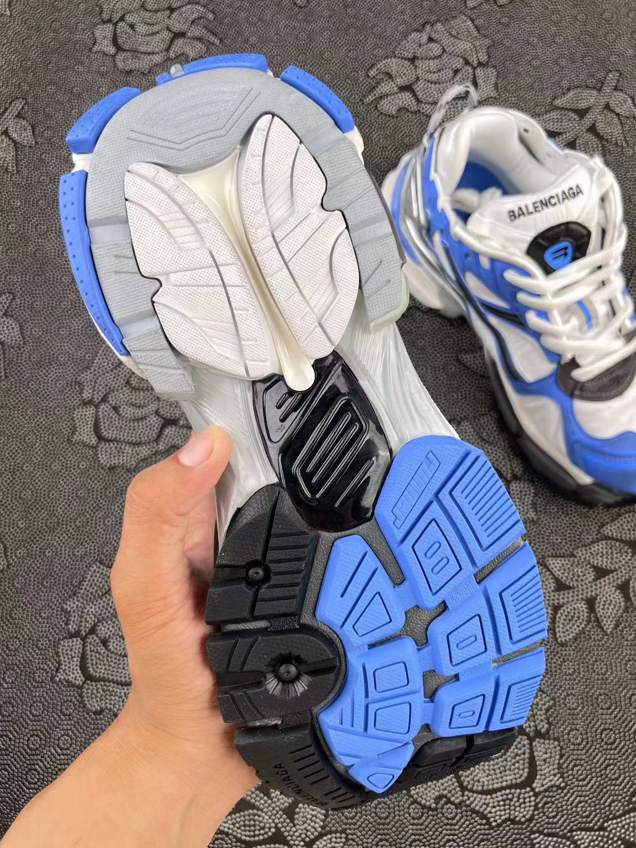 ? 巴黎世家 Runner 做旧白蓝黑配色 size：36-45 新配色 湖南原厂流出 目前原底面