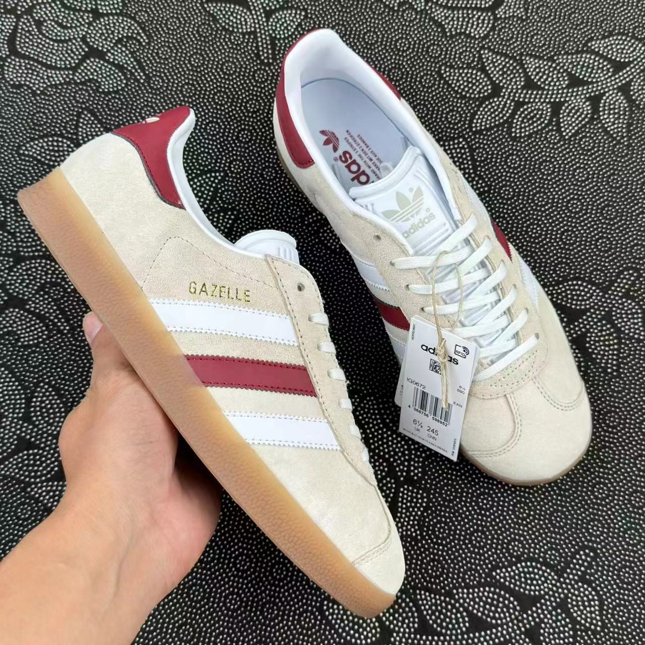 349 💰 adidas originals Gazelle 米红色🔥 size：36-45 全码 Atp代工厂订单 清新低调的红色三条纹呼应米白色磨砂猪皮鞋面再加上鞋跟标的设计真的很米，很美式复古风！ 支持得物App/识货App鉴定 支持90 天无理由售后