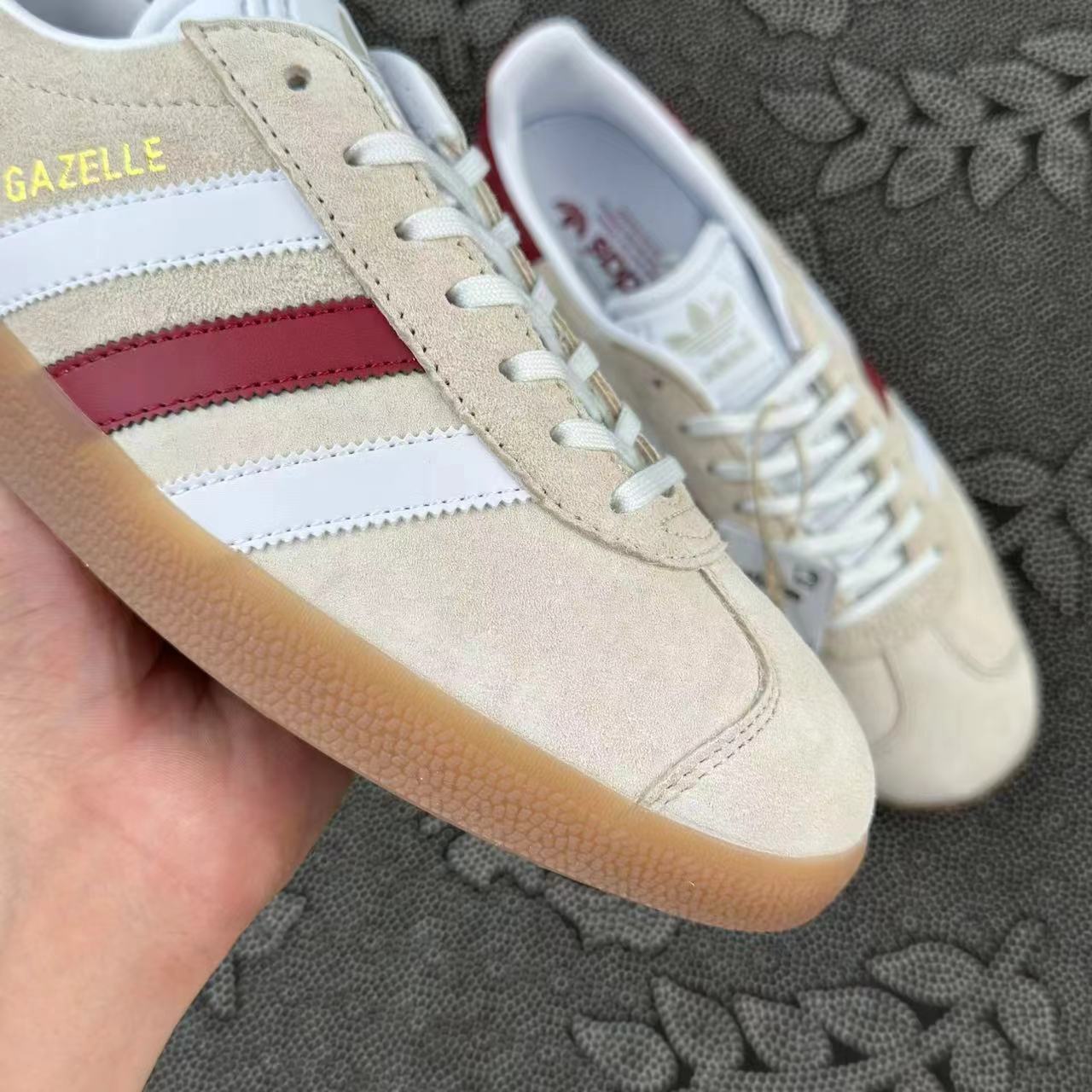 349 💰 adidas originals Gazelle 米红色🔥 size：36-45 全码 Atp代工厂订单 清新低调的红色三条纹呼应米白色磨砂猪皮鞋面再加上鞋跟标的设计真的很米，很美式复古风！ 支持得物App/识货App鉴定 支持90 天无理由售后