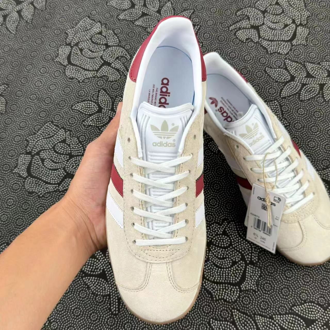 349 💰 adidas originals Gazelle 米红色🔥 size：36-45 全码 Atp代工厂订单 清新低调的红色三条纹呼应米白色磨砂猪皮鞋面再加上鞋跟标的设计真的很米，很美式复古风！ 支持得物App/识货App鉴定 支持90 天无理由售后