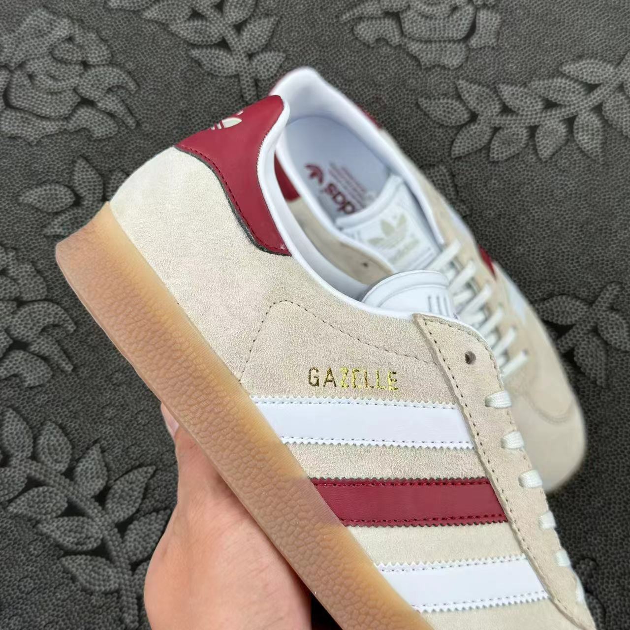 349 💰 adidas originals Gazelle 米红色🔥 size：36-45 全码 Atp代工厂订单 清新低调的红色三条纹呼应米白色磨砂猪皮鞋面再加上鞋跟标的设计真的很米，很美式复古风！ 支持得物App/识货App鉴定 支持90 天无理由售后