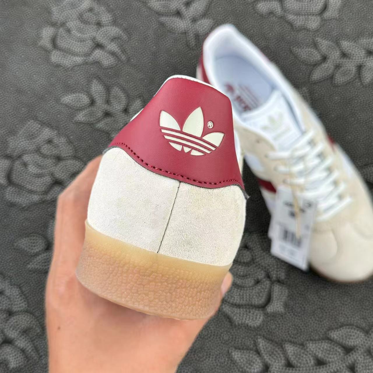 349 💰 adidas originals Gazelle 米红色🔥 size：36-45 全码 Atp代工厂订单 清新低调的红色三条纹呼应米白色磨砂猪皮鞋面再加上鞋跟标的设计真的很米，很美式复古风！ 支持得物App/识货App鉴定 支持90 天无理由售后