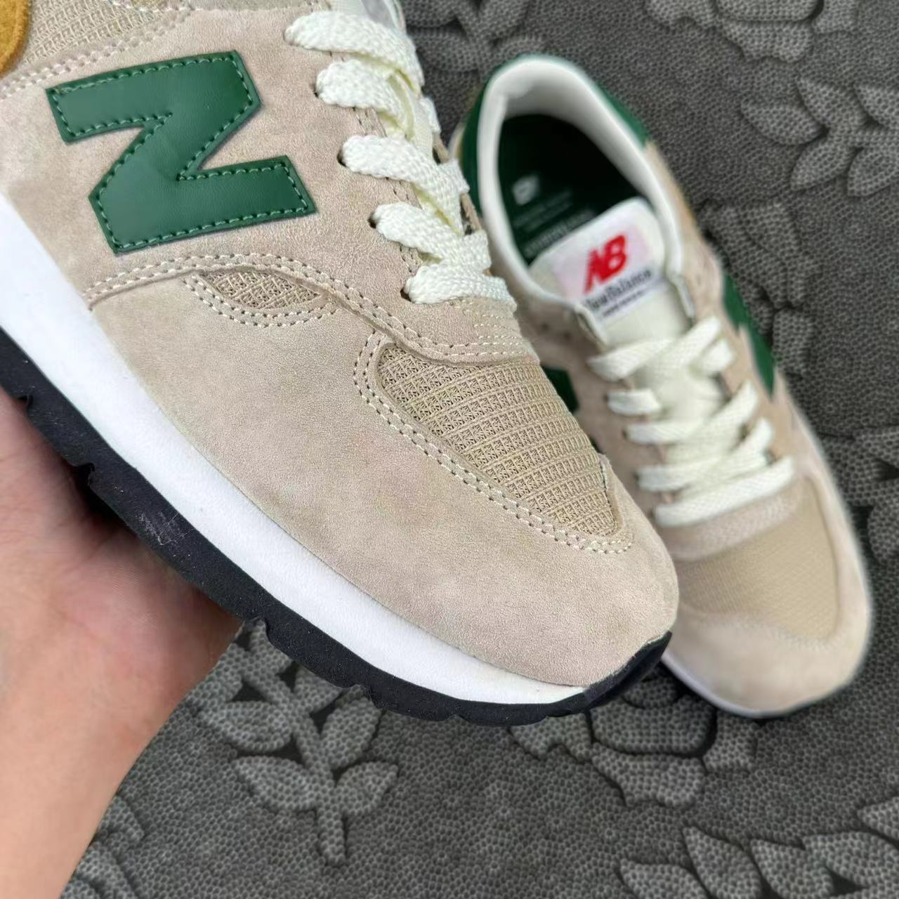 498 💰 Teddy Santis x New Balance NB 990 V1 跑步鞋 棕褐色🔥 size：37-45 全码 韩国专柜订单 整体鞋型外观设计特别有复古感，新卡其系配墨绿与士黄上脚超帅！ 支持得物App/识货App鉴定 支持90 天无理由售后