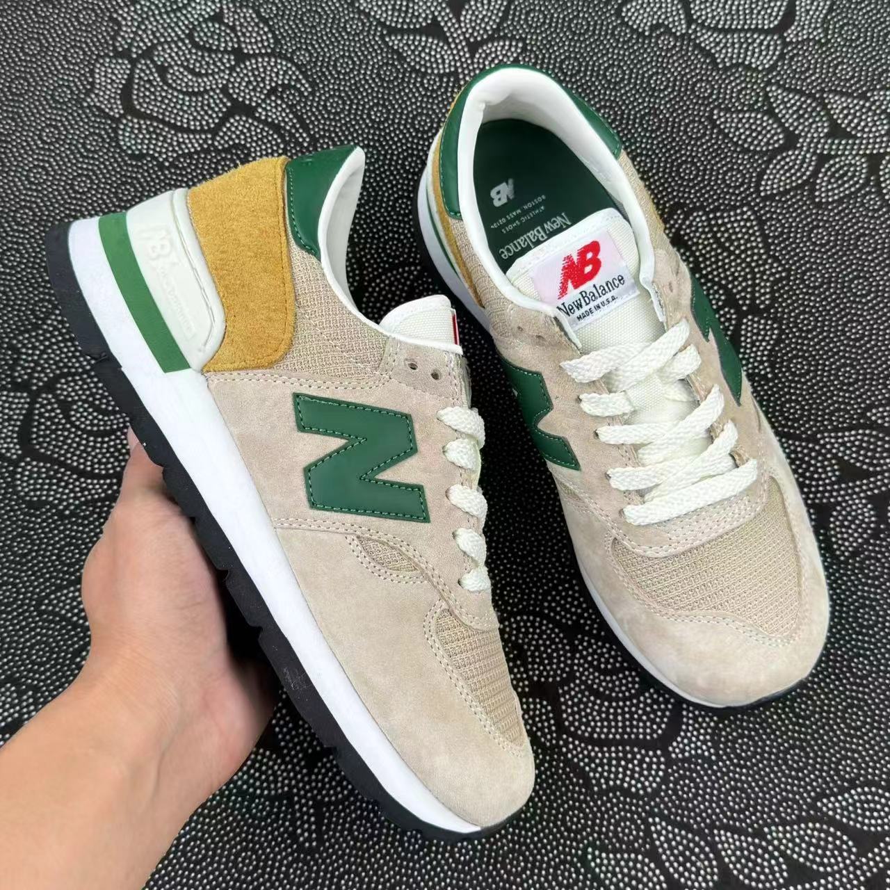 498 💰 Teddy Santis x New Balance NB 990 V1 跑步鞋 棕褐色🔥 size：37-45 全码 韩国专柜订单 整体鞋型外观设计特别有复古感，新卡其系配墨绿与士黄上脚超帅！ 支持得物App/识货App鉴定 支持90 天无理由售后