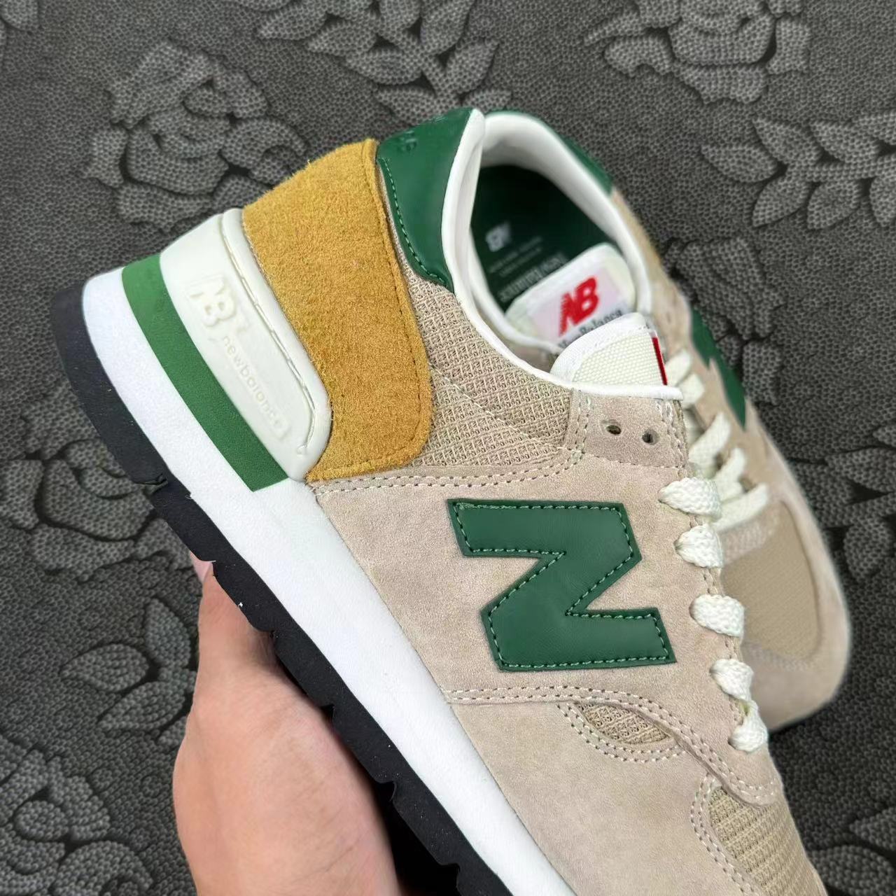 498 💰 Teddy Santis x New Balance NB 990 V1 跑步鞋 棕褐色🔥 size：37-45 全码 韩国专柜订单 整体鞋型外观设计特别有复古感，新卡其系配墨绿与士黄上脚超帅！ 支持得物App/识货App鉴定 支持90 天无理由售后