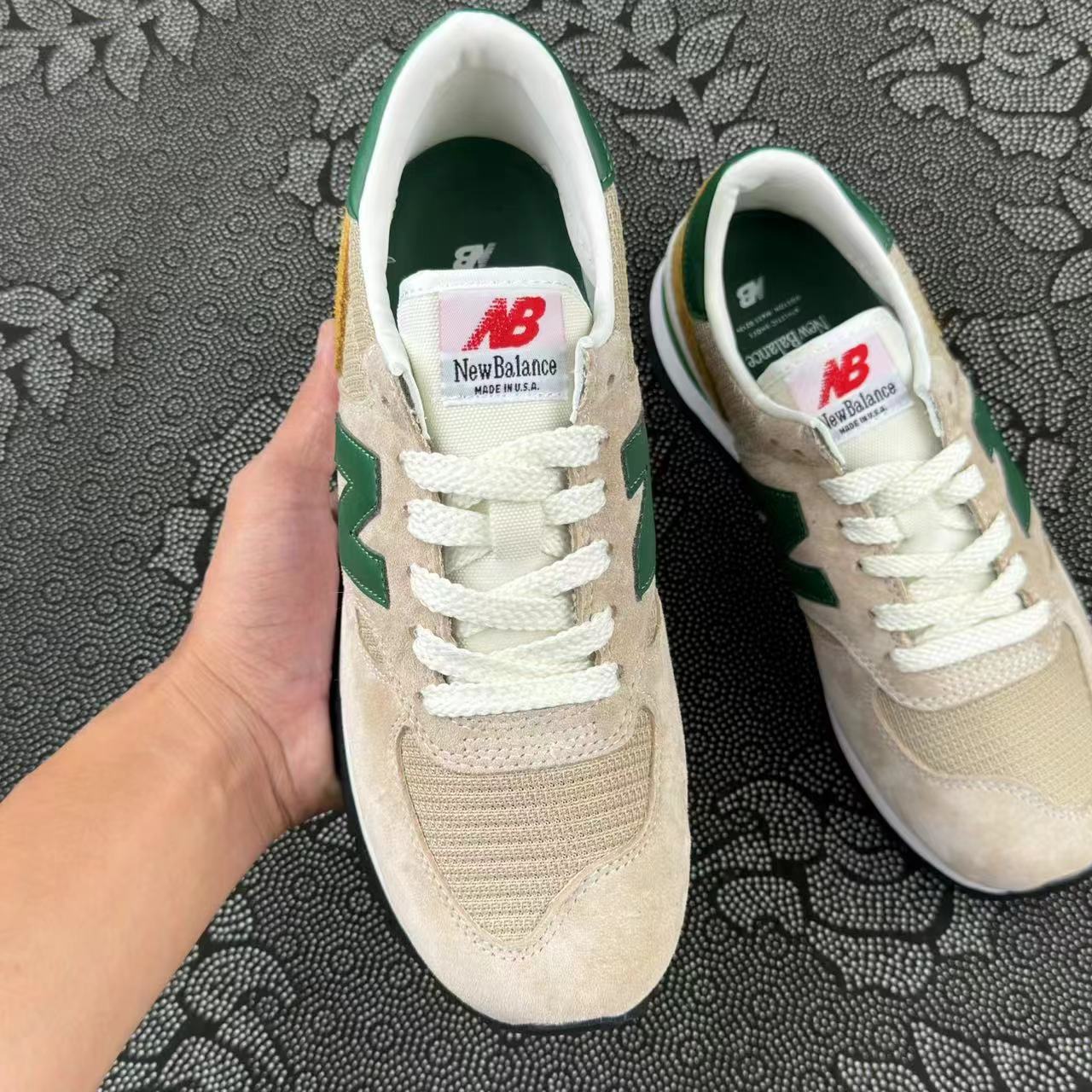 498 💰 Teddy Santis x New Balance NB 990 V1 跑步鞋 棕褐色🔥 size：37-45 全码 韩国专柜订单 整体鞋型外观设计特别有复古感，新卡其系配墨绿与士黄上脚超帅！ 支持得物App/识货App鉴定 支持90 天无理由售后