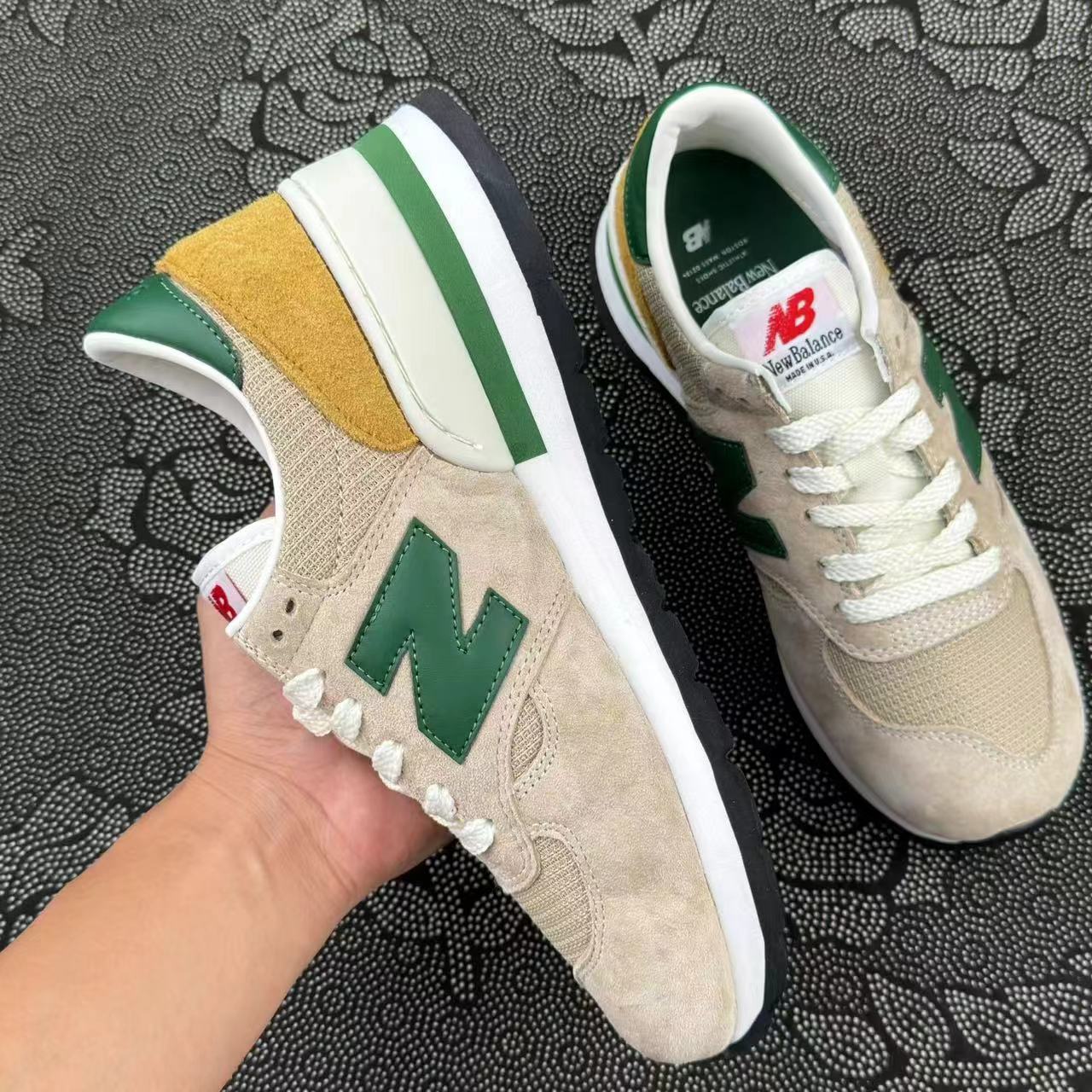 498 💰 Teddy Santis x New Balance NB 990 V1 跑步鞋 棕褐色🔥 size：37-45 全码 韩国专柜订单 整体鞋型外观设计特别有复古感，新卡其系配墨绿与士黄上脚超帅！ 支持得物App/识货App鉴定 支持90 天无理由售后