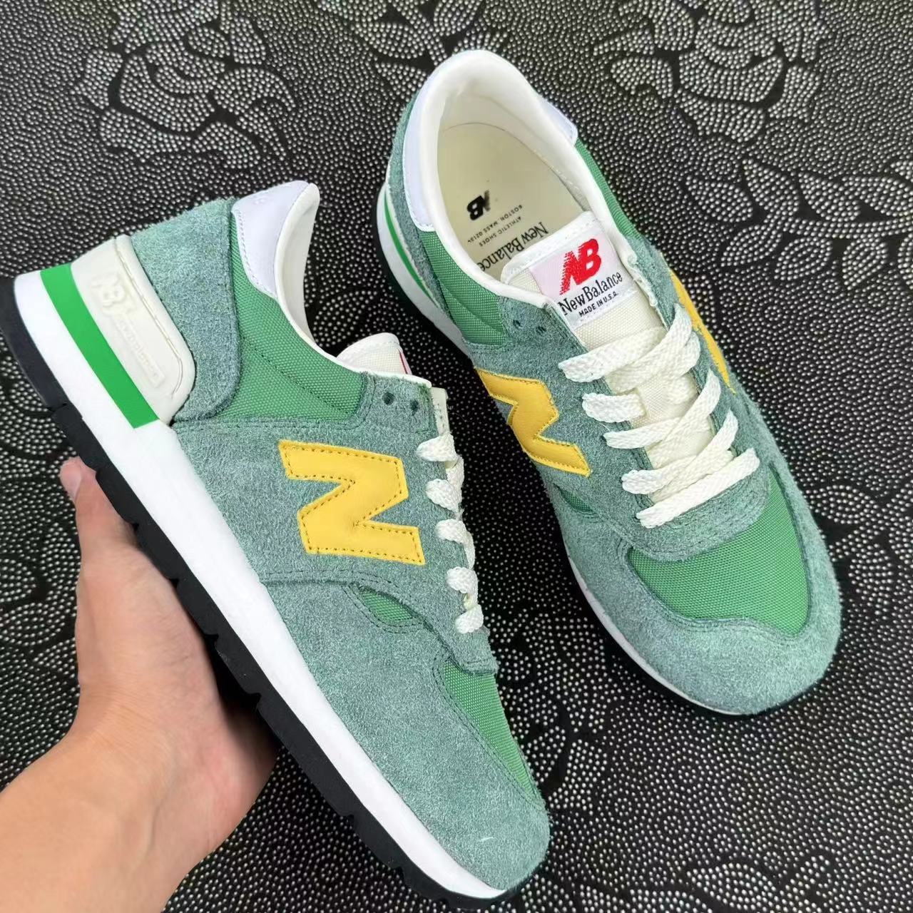 498 💰 Teddy Santis x New Balance NB 990 V1 跑步鞋 绿色🔥 size：37-45 全码 韩国专柜订单 鞋面部分以绿色作为主色调呈现，鞋侧以及鞋带覆面选用深绿色，在鞋面网布、鞋头以及鞋尾以浅绿色搭配 上脚非常舒适 ！ 支持得物App/识货App鉴定 支持90 天无理由售后