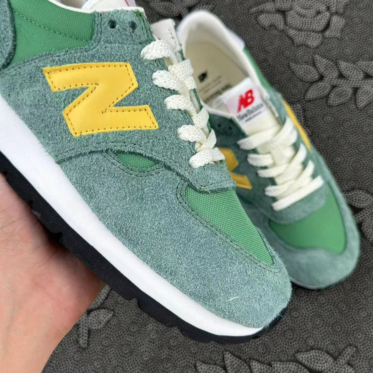 498 💰 Teddy Santis x New Balance NB 990 V1 跑步鞋 绿色🔥 size：37-45 全码 韩国专柜订单 鞋面部分以绿色作为主色调呈现，鞋侧以及鞋带覆面选用深绿色，在鞋面网布、鞋头以及鞋尾以浅绿色搭配 上脚非常舒适 ！ 支持得物App/识货App鉴定 支持90 天无理由售后