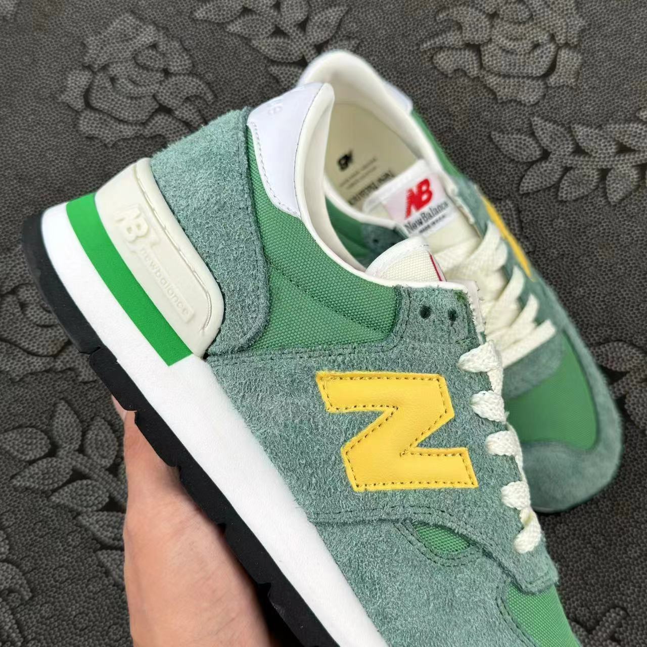 498 💰 Teddy Santis x New Balance NB 990 V1 跑步鞋 绿色🔥 size：37-45 全码 韩国专柜订单 鞋面部分以绿色作为主色调呈现，鞋侧以及鞋带覆面选用深绿色，在鞋面网布、鞋头以及鞋尾以浅绿色搭配 上脚非常舒适 ！ 支持得物App/识货App鉴定 支持90 天无理由售后